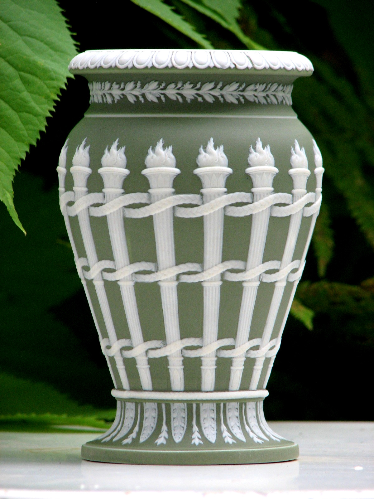WEDGWOOD XRARE GREEN DIP URN TORCHES VASE NICE DETAILS NO LID  6  1/4 ''  HIGH