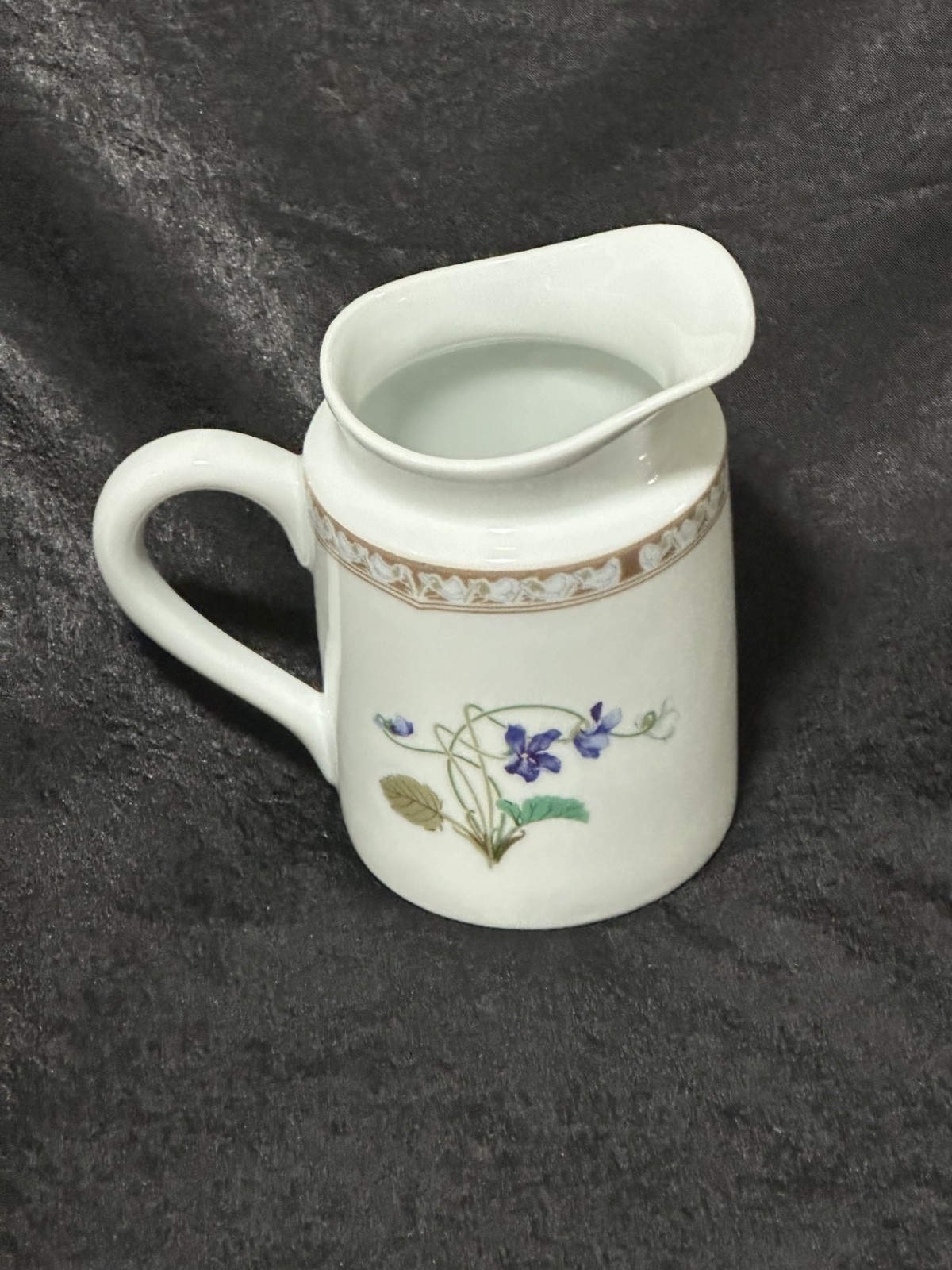 RARE LIMOGES FRANCE Imperative Eugenie creamer /pitcher by Haviland.Mint Condit. RARE LIMOGES FRANCE Imperative Eugenie creamer /pitcher by Haviland.Mint Condit.