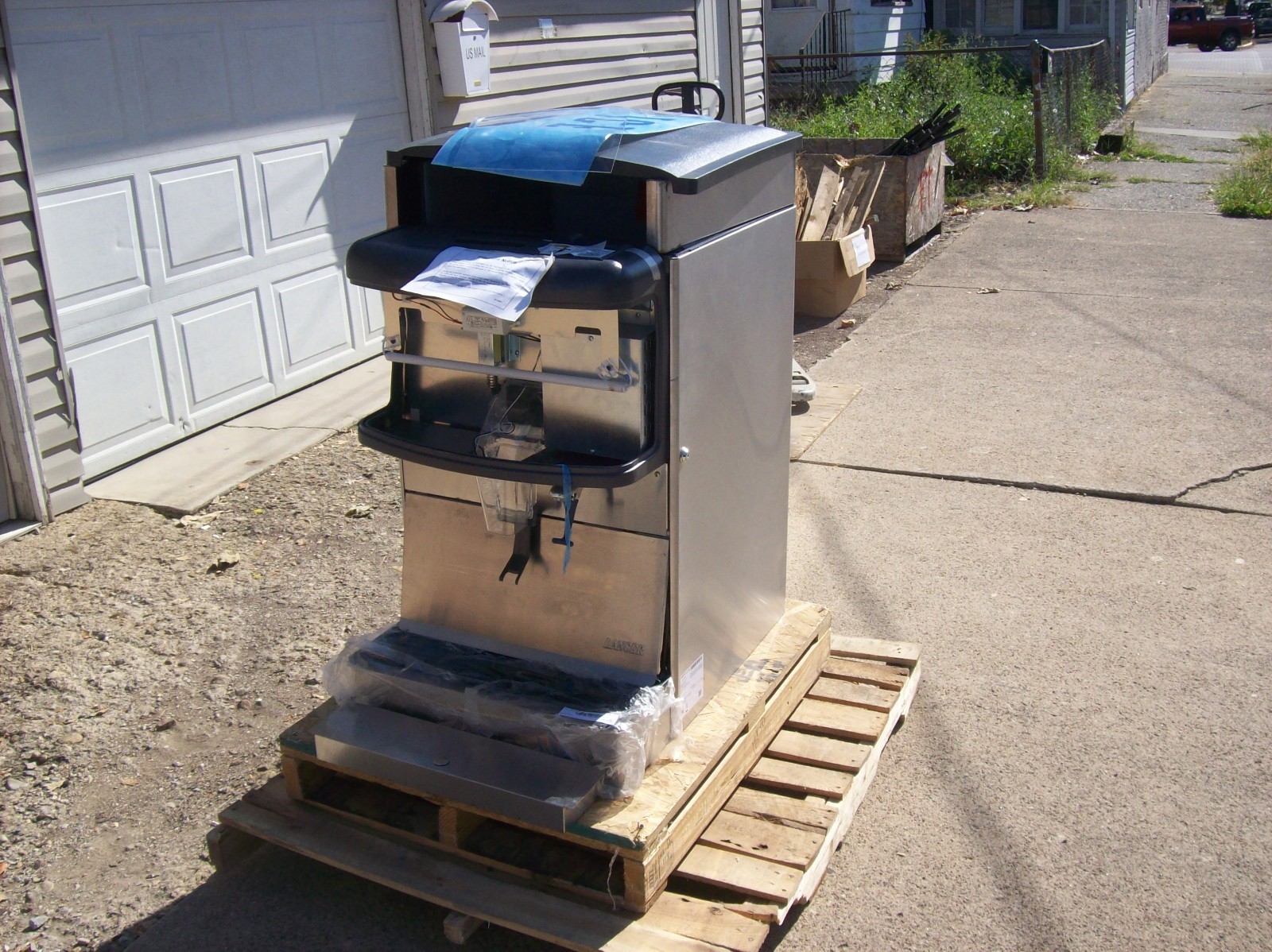 Lancer 85-4420N Ice and Water Dispenser with very light damage Lancer 85-4420N Ice and Water Dispenser with very light damage