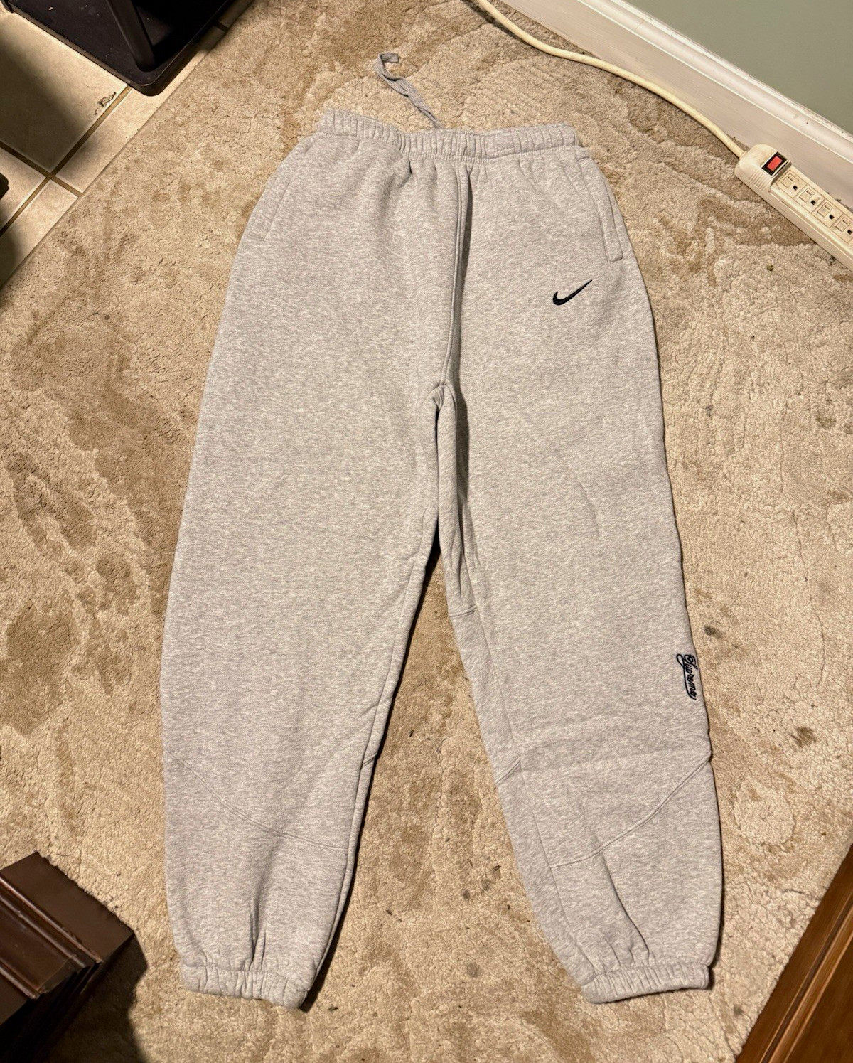 Nike x Supreme Men\'s Gray Fleece Jogger Pants Size L Regular Fit Drawstring Nike x Supreme Men\'s Gray Fleece Jogger Pants Size L Regular Fit Drawstring