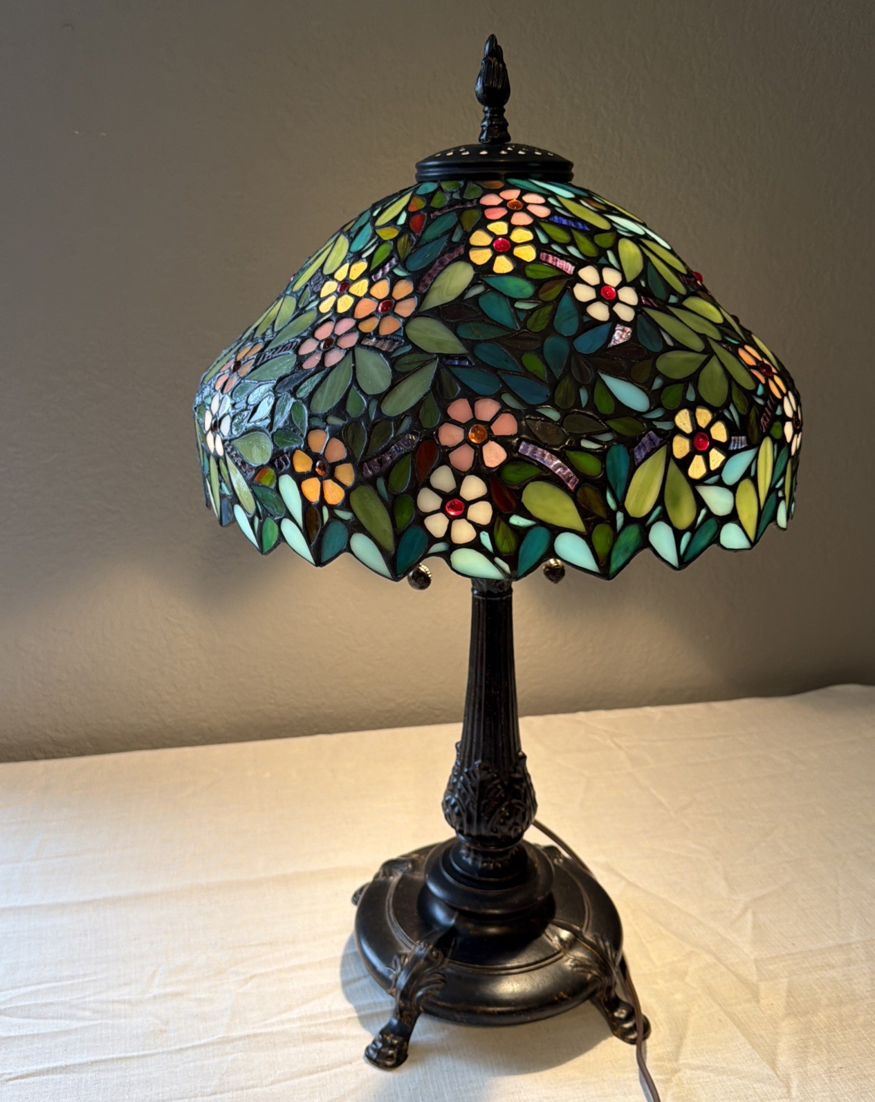 Dale Tiffany Apple Blossom Stained Glass Table Lamp Dale Tiffany Apple Blossom Stained Glass Table Lamp