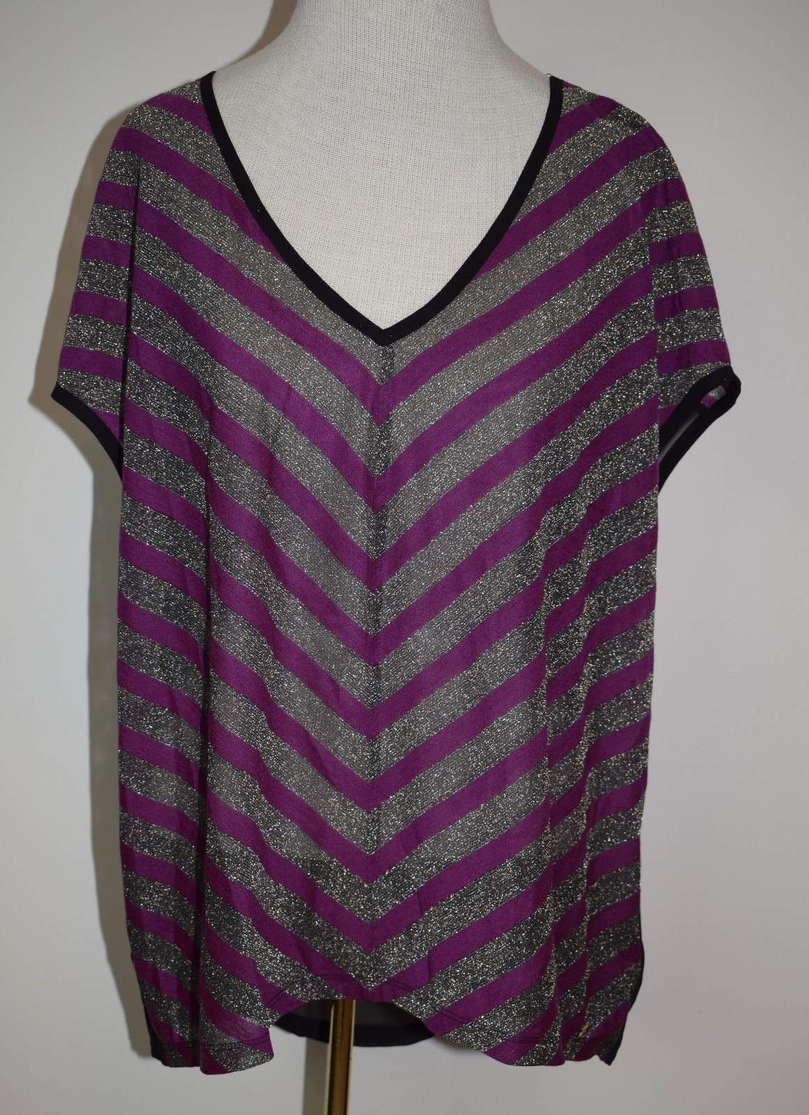 New Guess Top Black Purple Metallic Sheer V-Neck Blouse Medium New Guess Top Black Purple Metallic Sheer V-Neck Blouse Medium