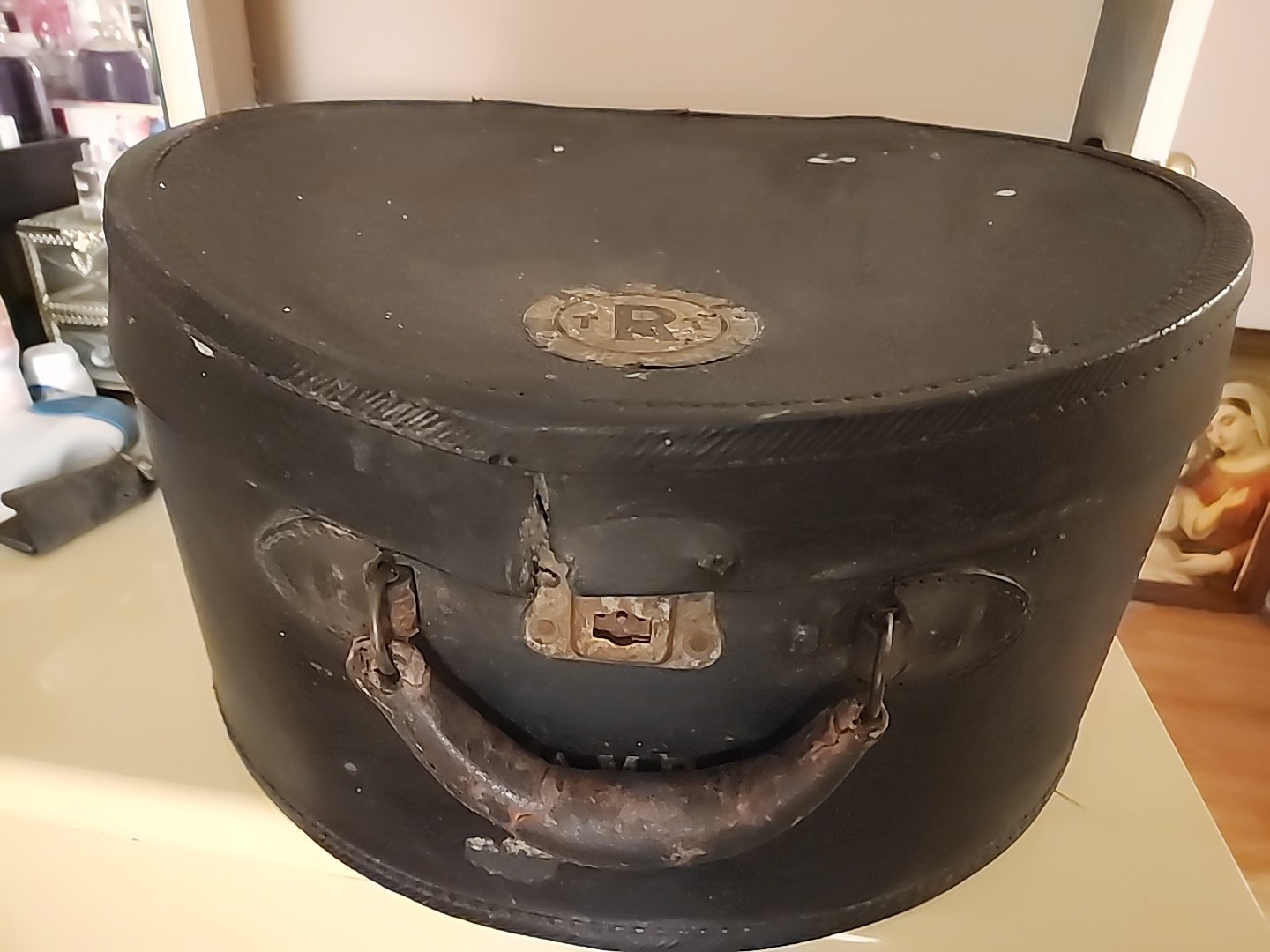 Antique German Hat Box c. 1890–1910 | Bremen-Marked with Original Interior |.