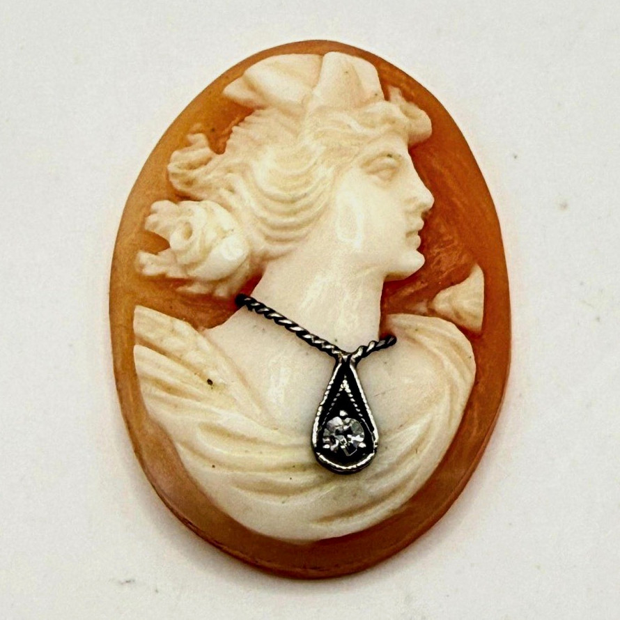 antique carved shell cameo habillé with white gold necklace and diamond