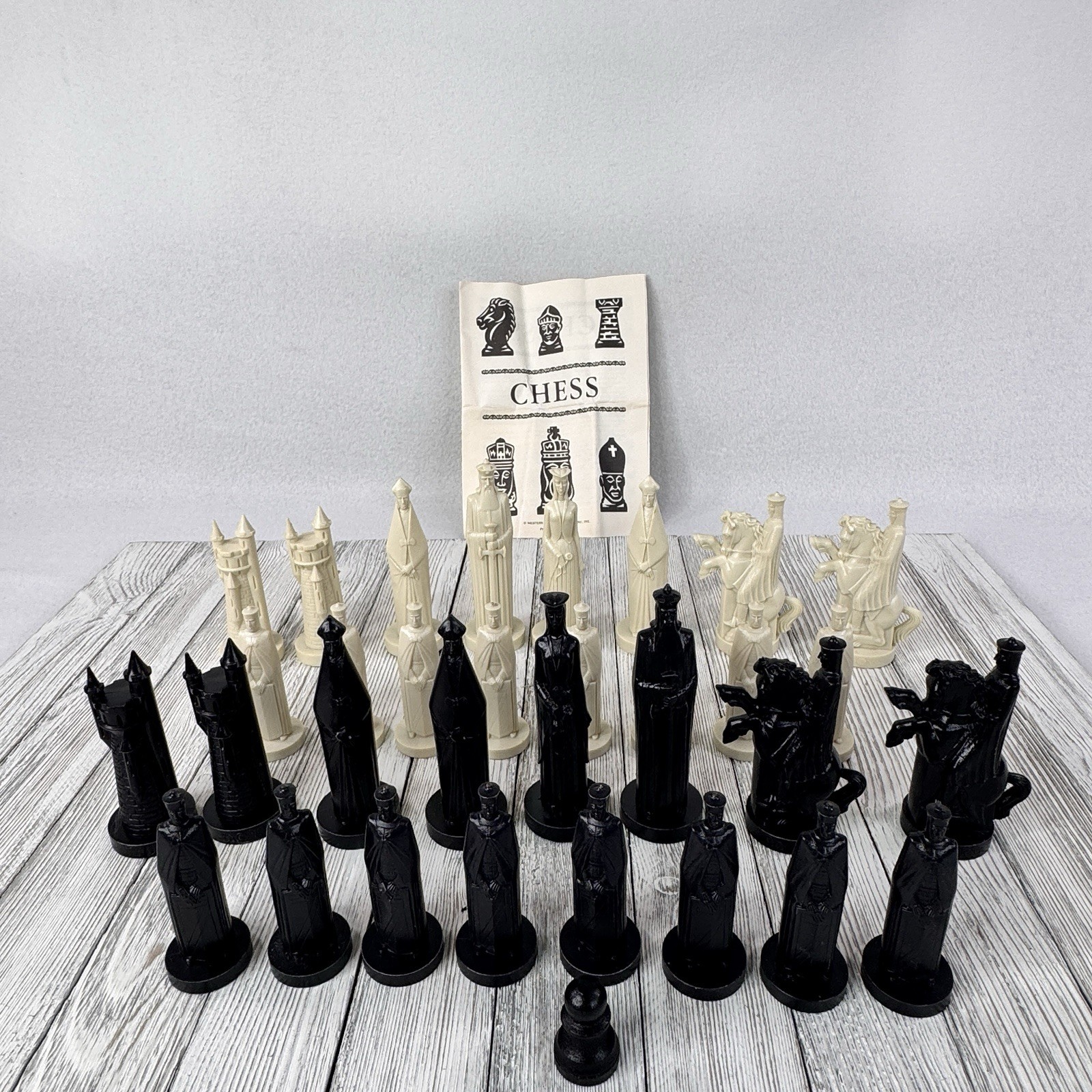 1962 CONQUEROR Sculptured Chess 32 Pieces by Ganine Chess Set/Game