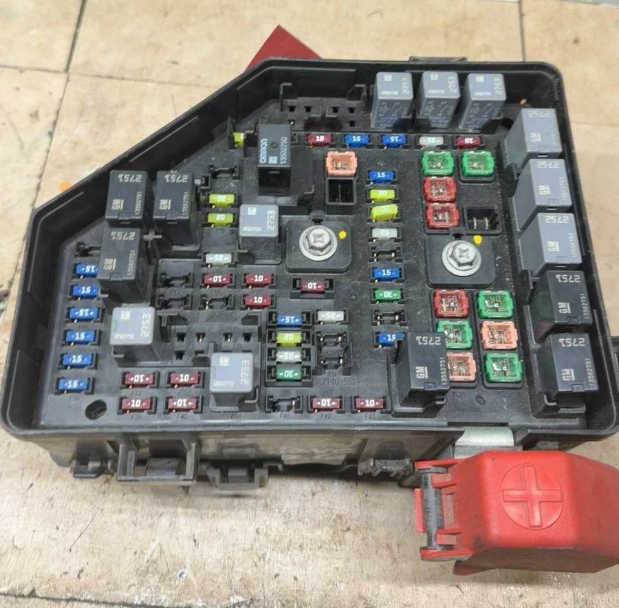 2011 GMC Acadia Engine Fuse Box Assembly OEM