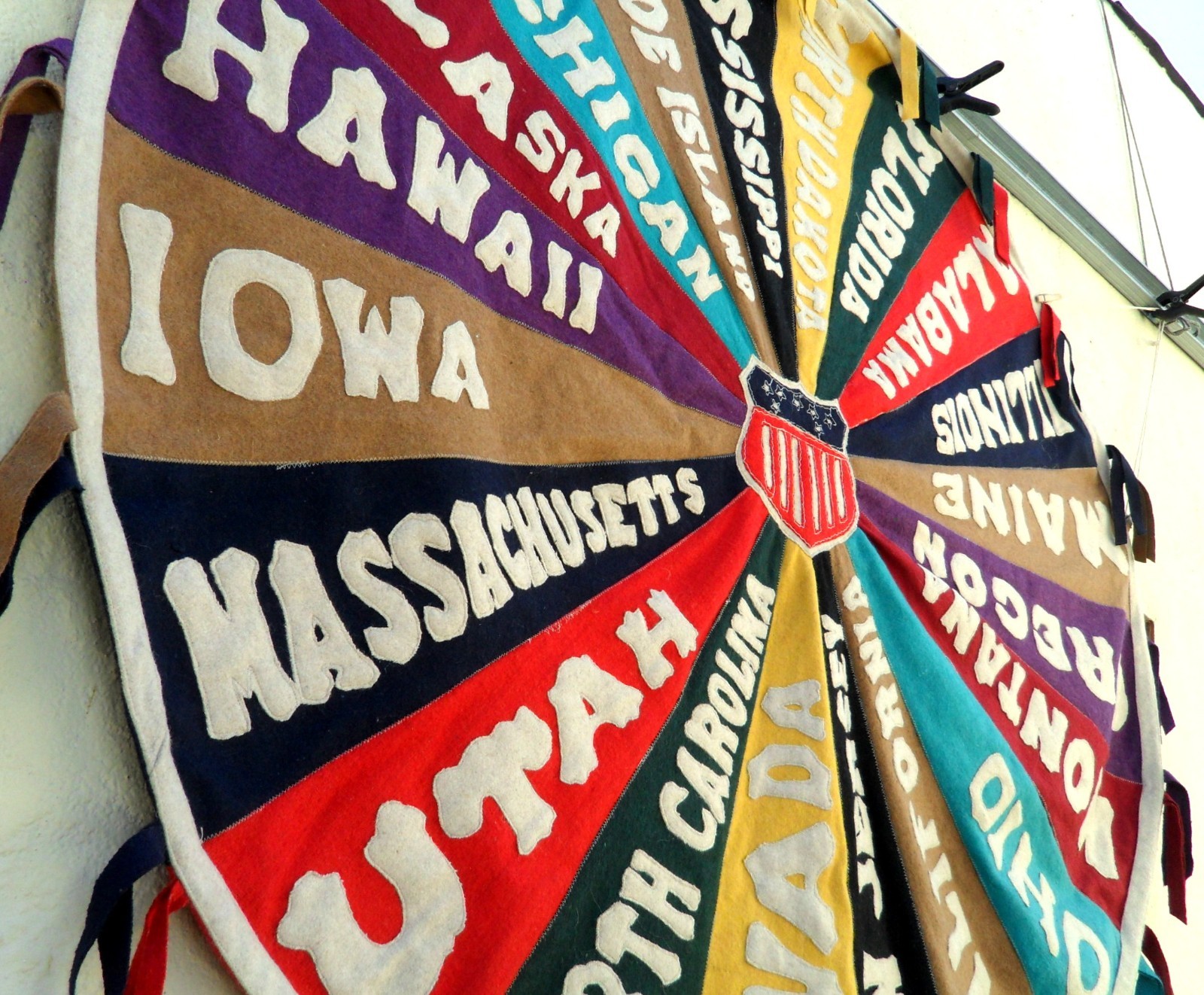 Vtg 20\'s 30\'s Souvenir 20 states pennants wheel circle hanging display wool felt