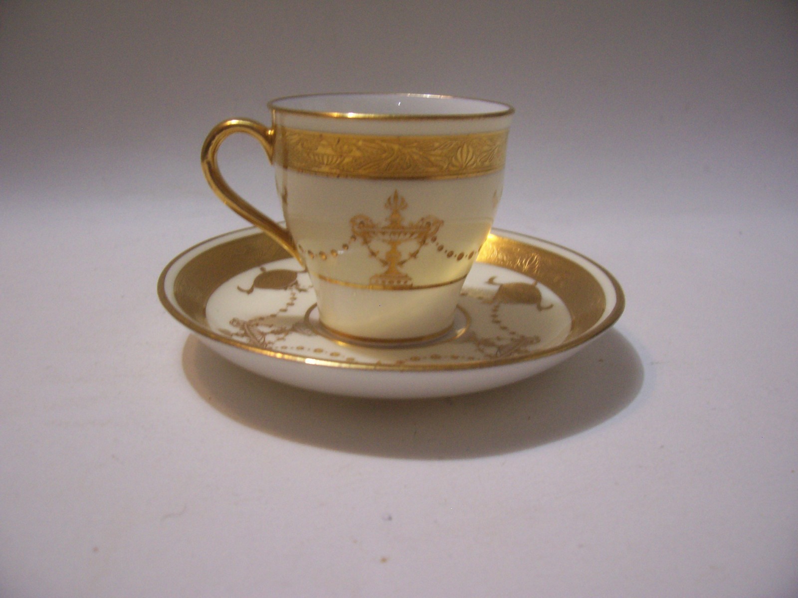 MINTON ENCRUSTED RAISED GOLD DEMITASSE SET- RETAILER DAVIS COLLAMORE MINT COND MINTON ENCRUSTED RAISED GOLD DEMITASSE SET- RETAILER DAVIS COLLAMORE MINT COND