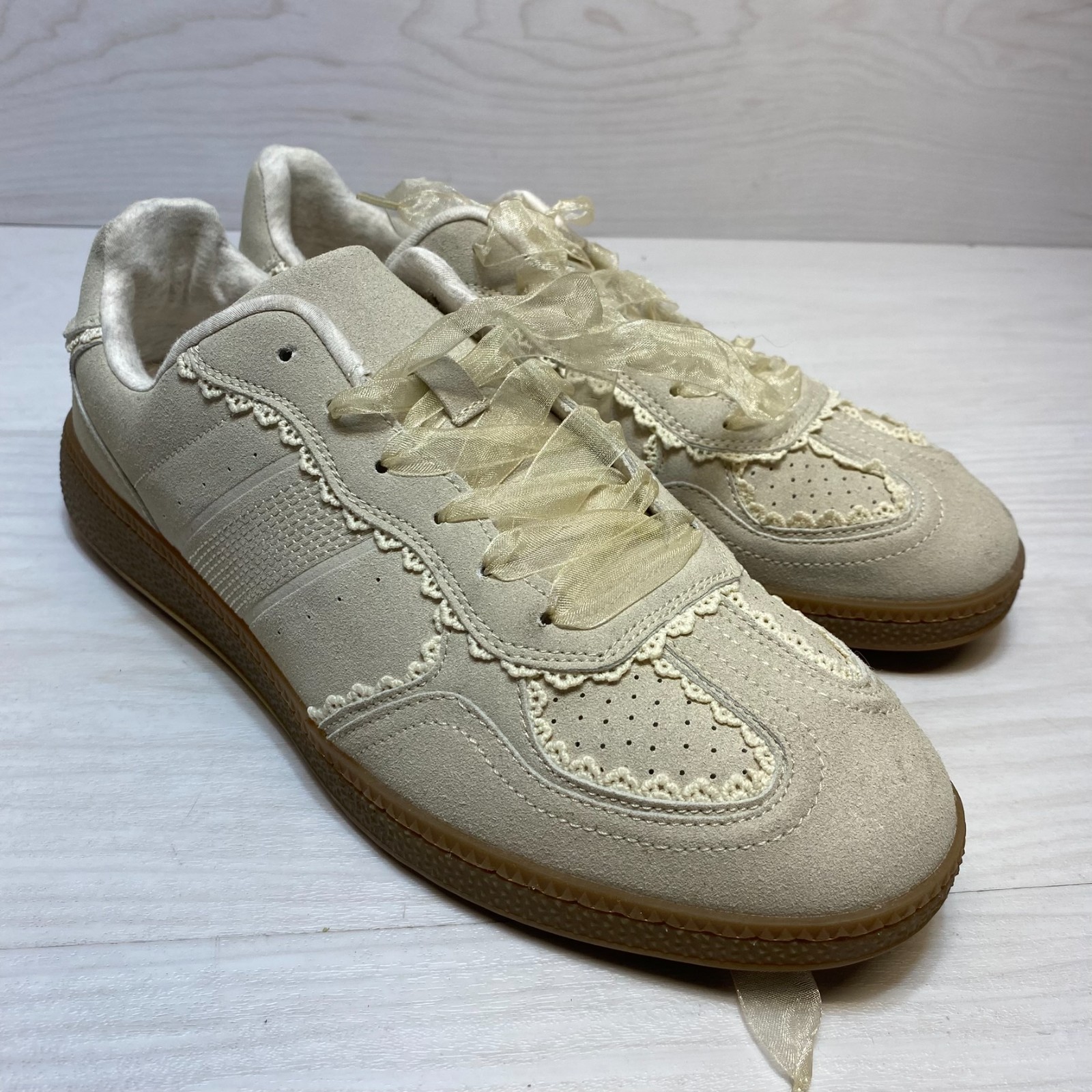 Cushionaire Belinda Sneakers Women\'s Size 11 White Lace Detail Casual Low Top
