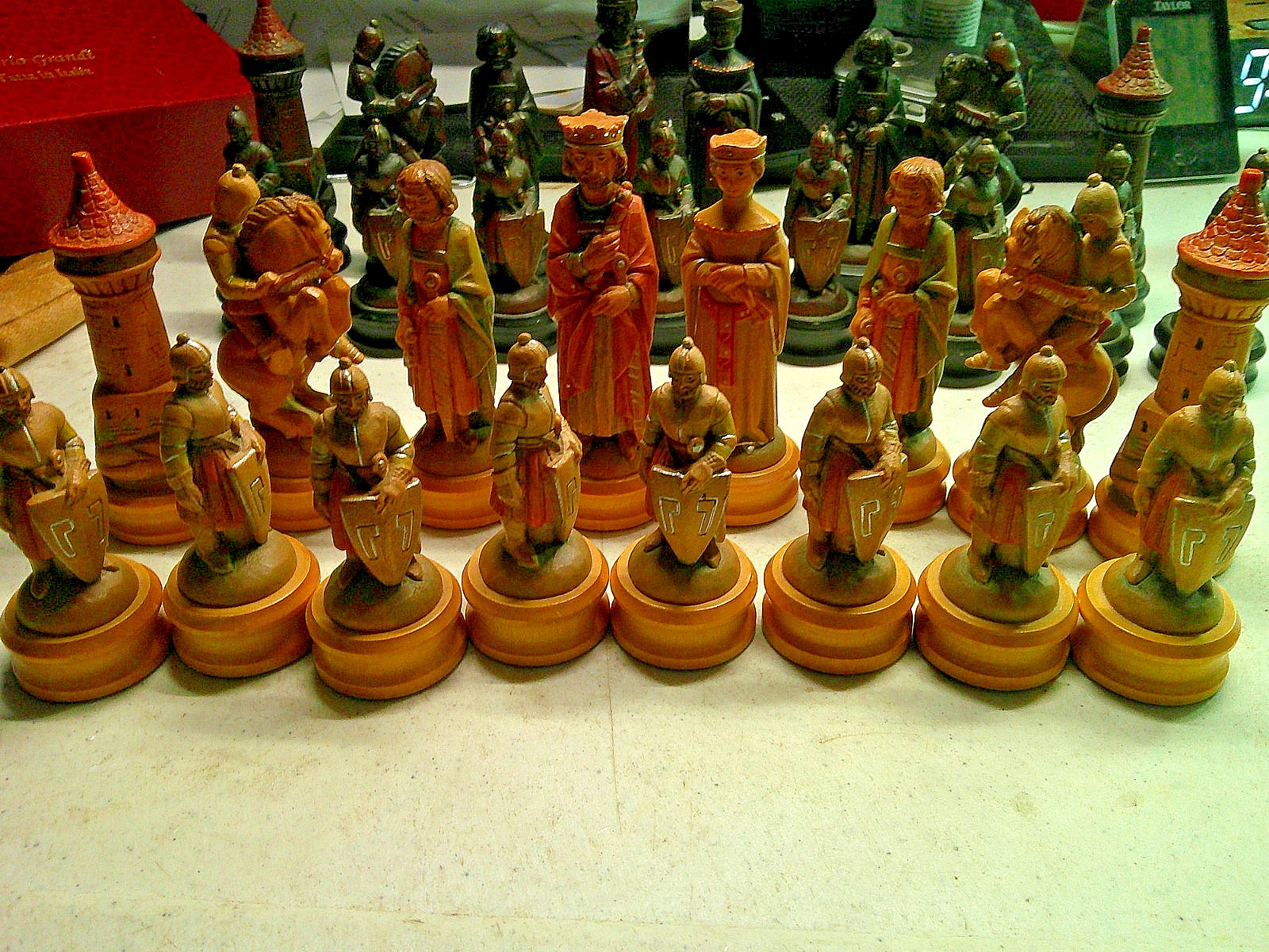 ✔️ANRI 1960 KING ARTHUR CHESS SET HAND CARVED WOOD , PAINTED GILDED BOX & BOARD