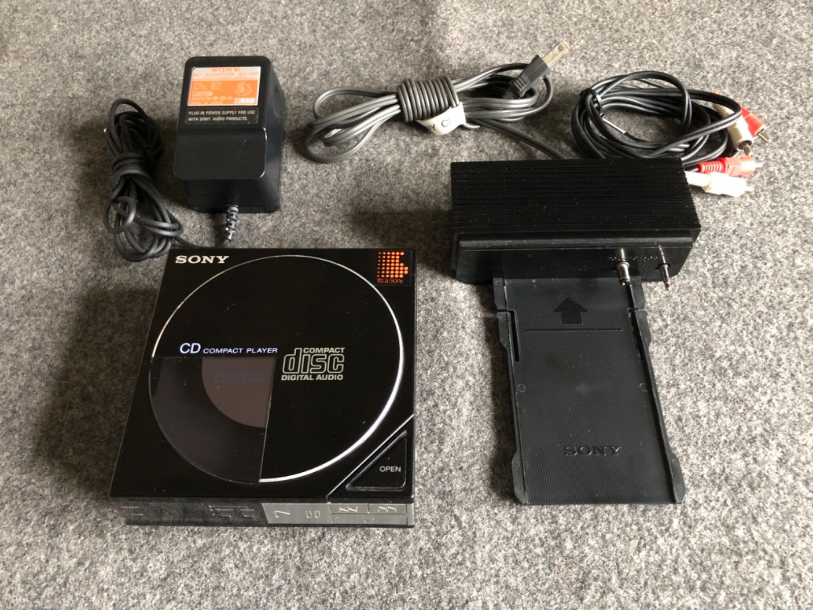 Vintage Sony D-50 CD Player + AC-D50 Power Supply Dock - WORKS GREAT