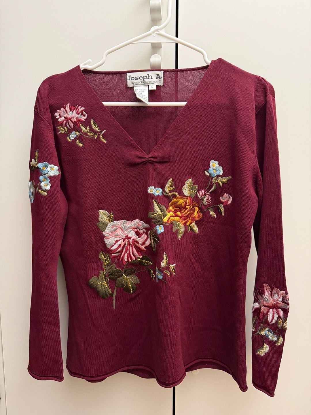 Joseph A. Floral Embroidered V-Neck Joseph A. Floral Embroidered V-Neck