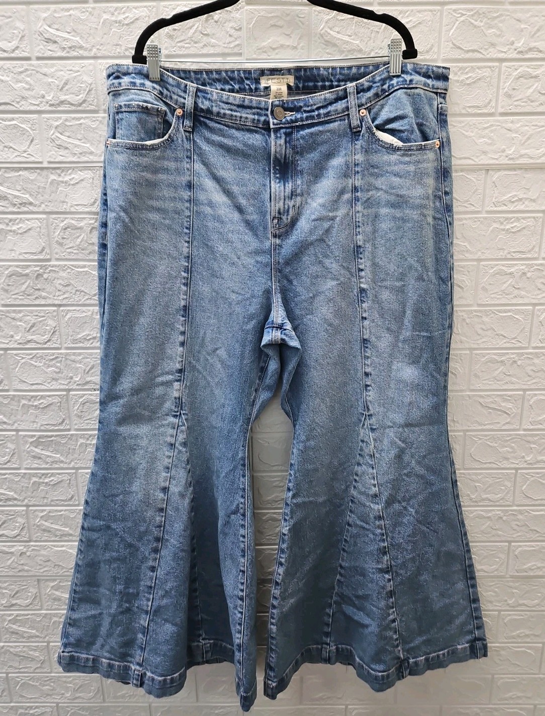 New Torrid Festi High Rise Embroidered Super Flare Jeans Size 20R New Torrid Festi High Rise Embroidered Super Flare Jeans Size 20R