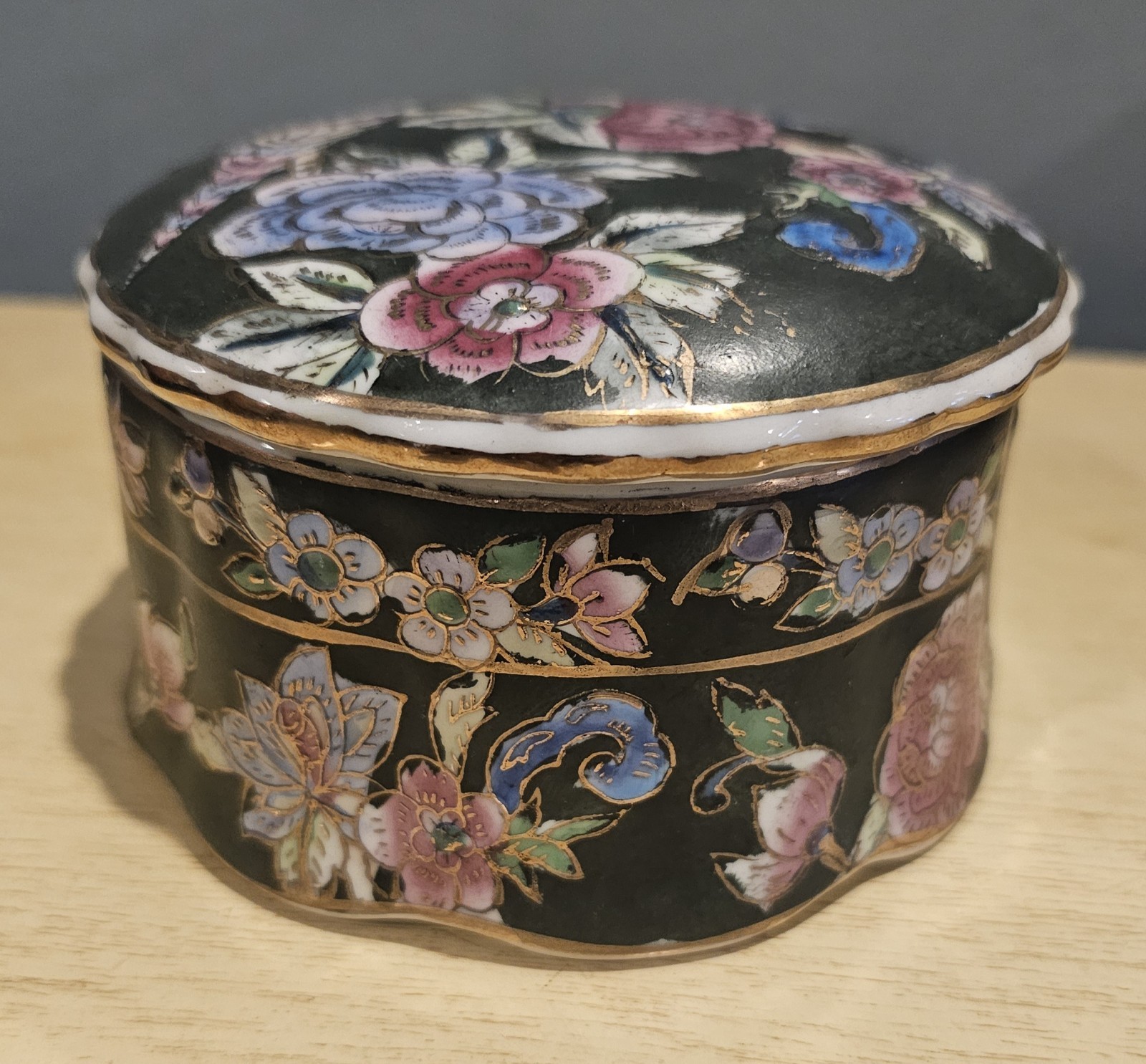 Vintage Hand Painted Porcelain Trinket Box Vintage Hand Painted Porcelain Trinket Box