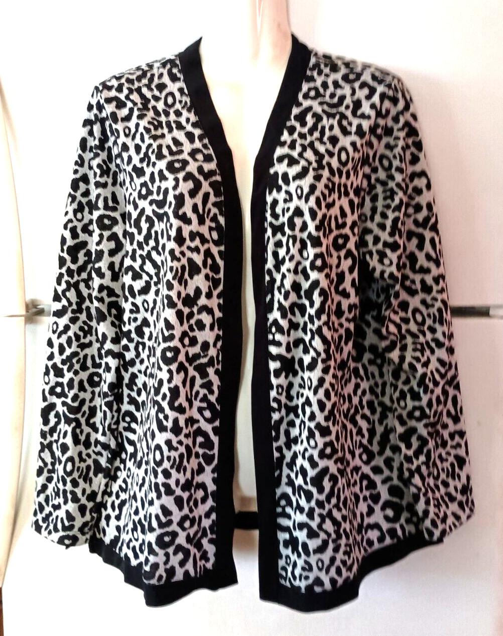 VTG CHICO\'S EASY WEAR GRAY BLACK ANIMAL PRINT OPEN METALLIC CARDIGAN SWEATER 2 L