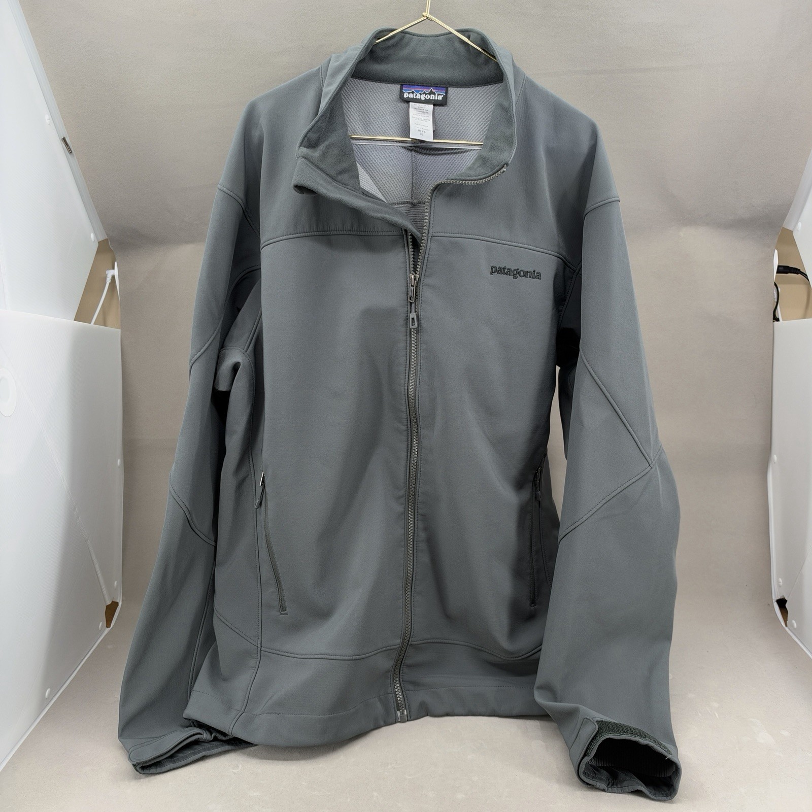 Patagonia Men\'s Adze Jacket featuring a full-zip front Softshell Mens XL Gray