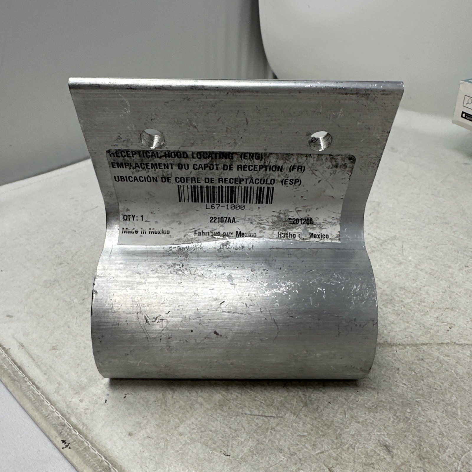 OEM PACCAR Hood Locating Receptacle Bracket L67-1000 22107AA For Kenworth