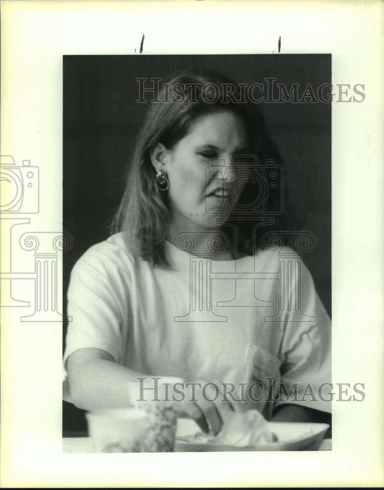 1990 Press Photo Students reaction to school lunch menu. - noc40232