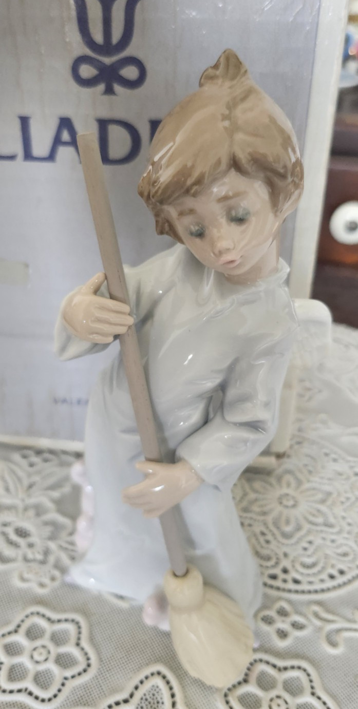 VINTAGE Lladro Porcelain Figurine Sweep Away the Clouds #5726 w/ Box, Spain VINTAGE Lladro Porcelain Figurine Sweep Away the Clouds #5726 w/ Box, Spain