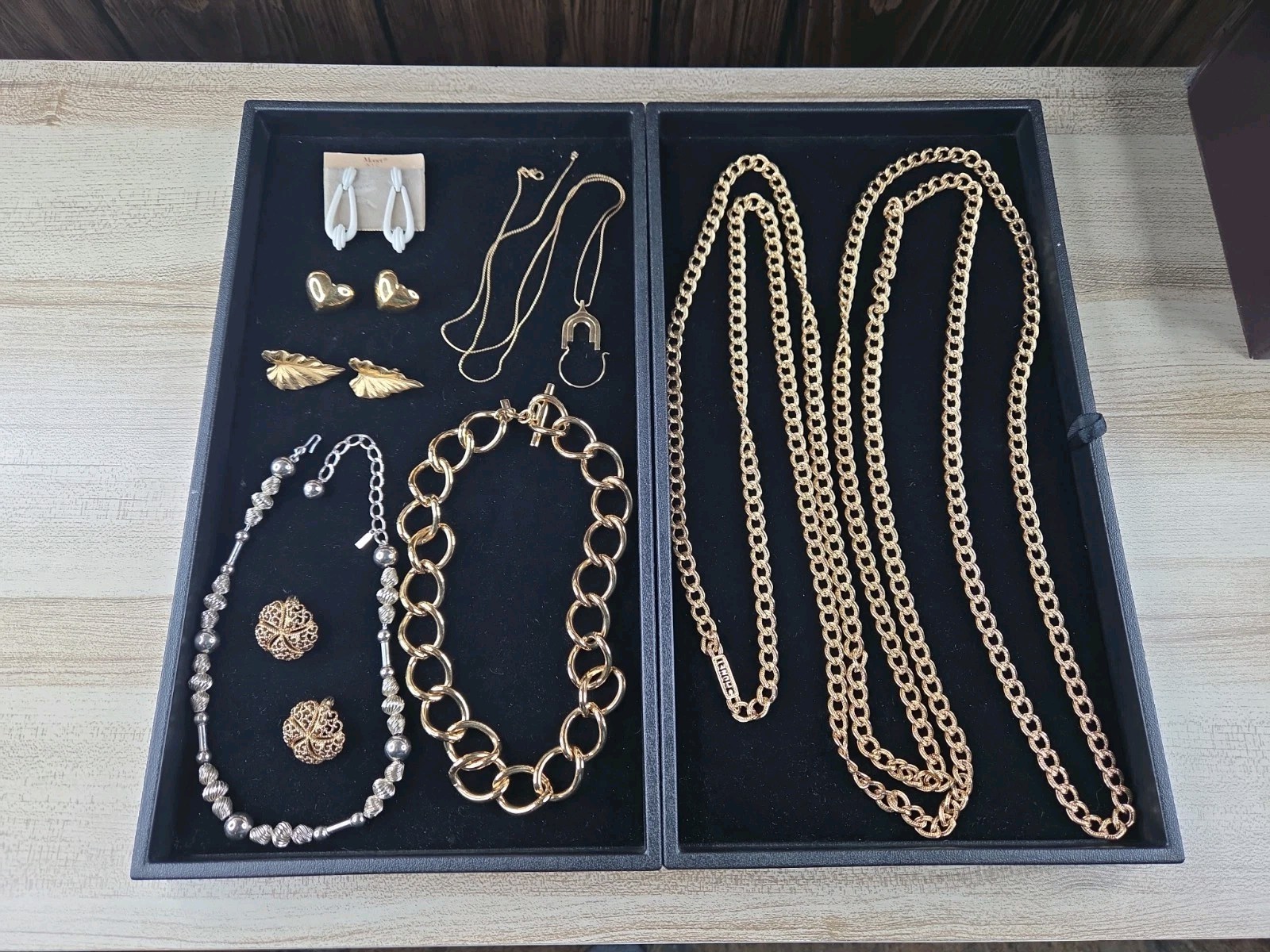 VINTAGE MONET NECKLACE EARRINGS LOT VINTAGE MONET NECKLACE EARRINGS LOT