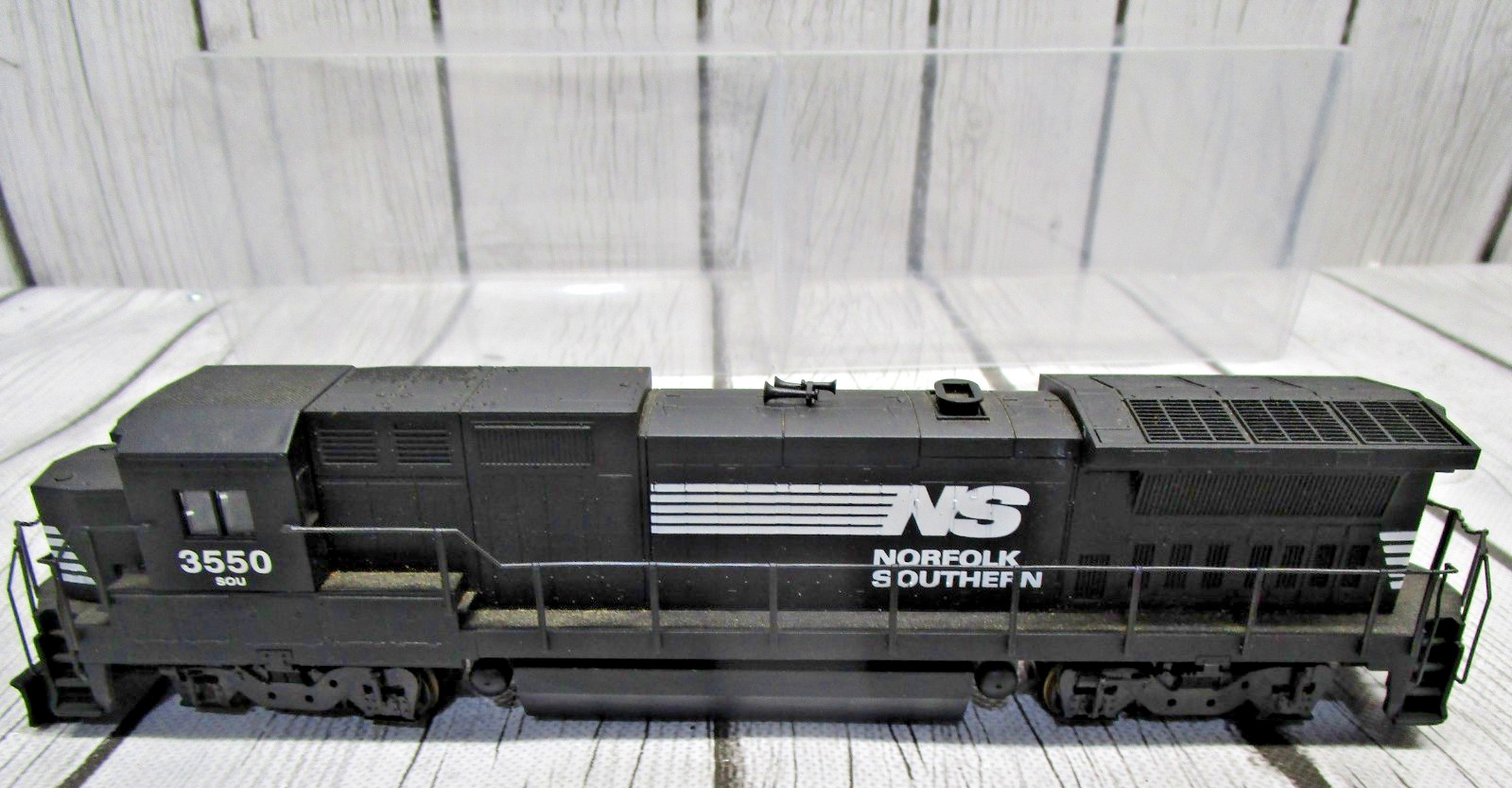 Walthers Trainline Norfolk Southern GE Diesel Locomotive 3550 HO Scale