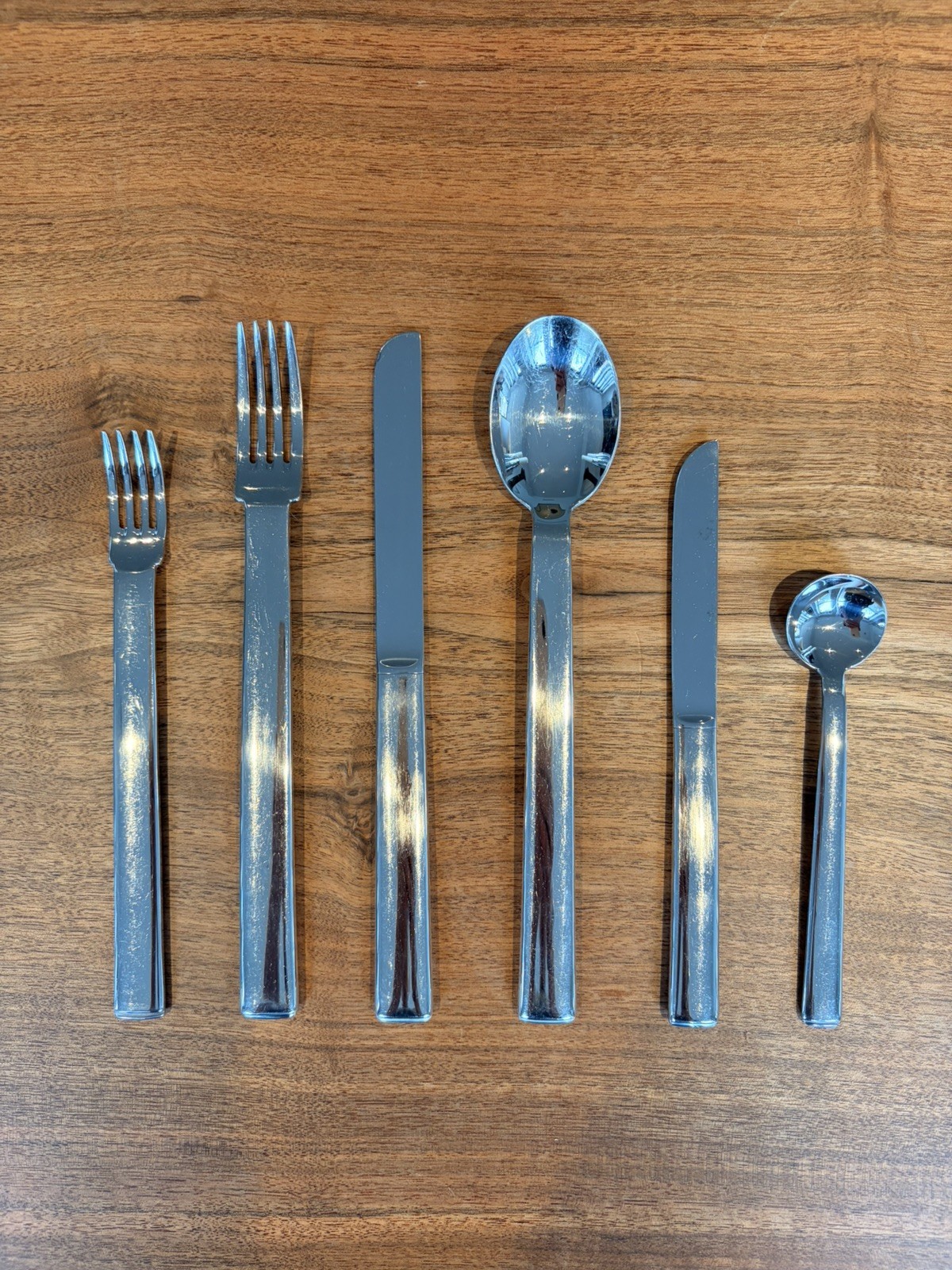 Alessi Rundes Modell Joseph Hoffmann 6-piece flatware place setting - 8 offered Alessi Rundes Modell Joseph Hoffmann 6-piece flatware place setting - 8 offered