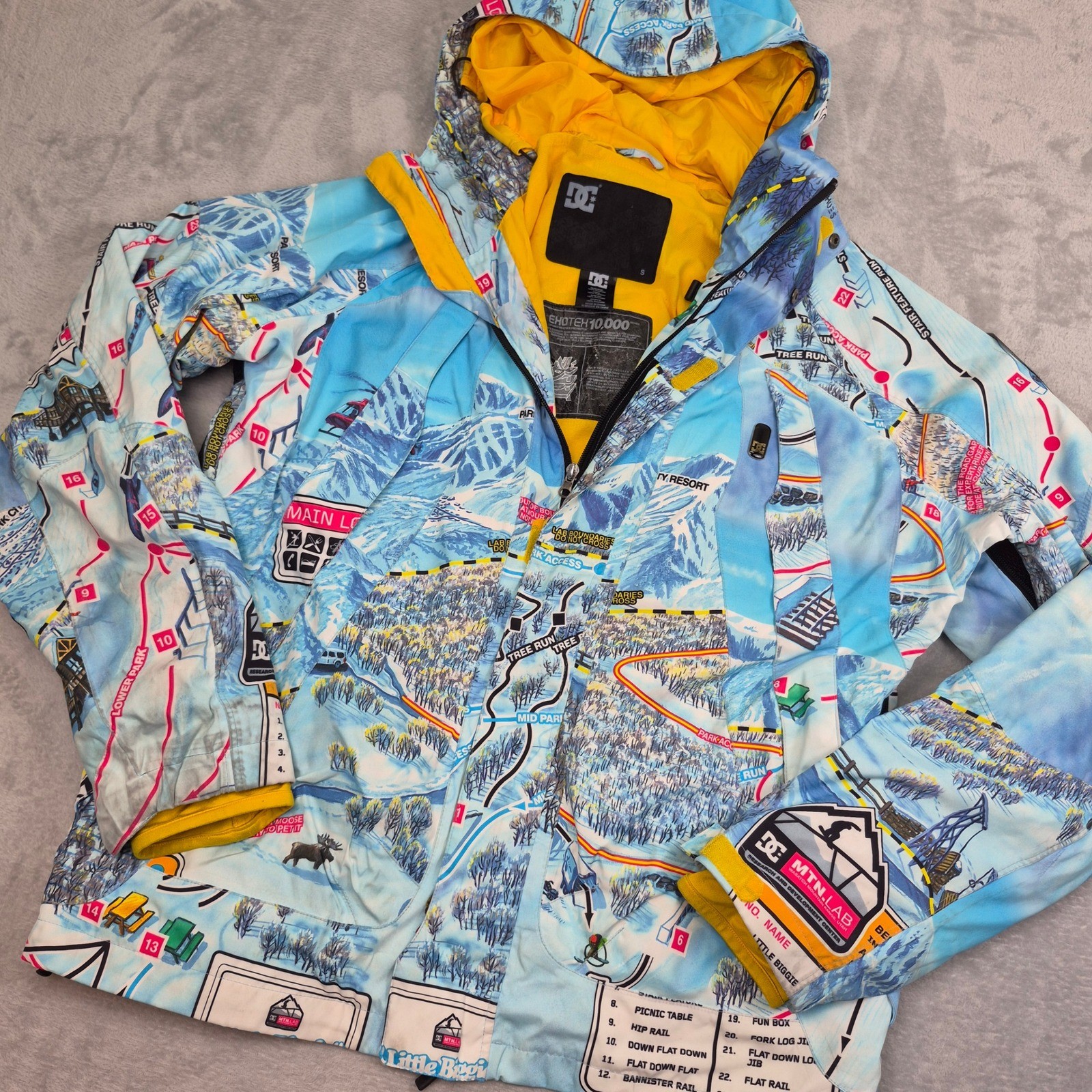Vintage DC Mountain Lab Exotex 10,000 Snowboard Jacket Trail Map Winter Mens S