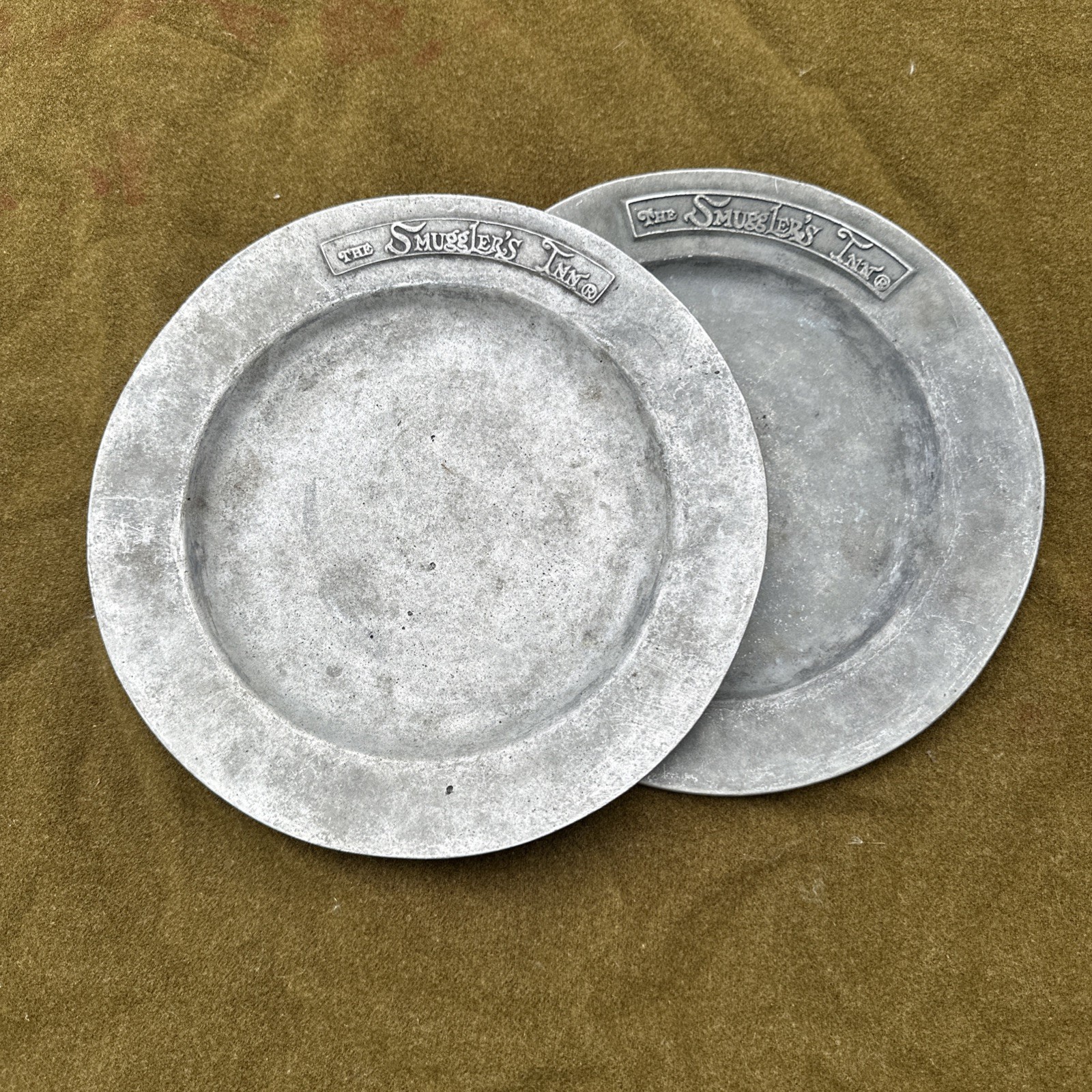 Vtg Pewter Plate York Metalcrafters The Smuggler\'s Inn American Restaurant Pair 