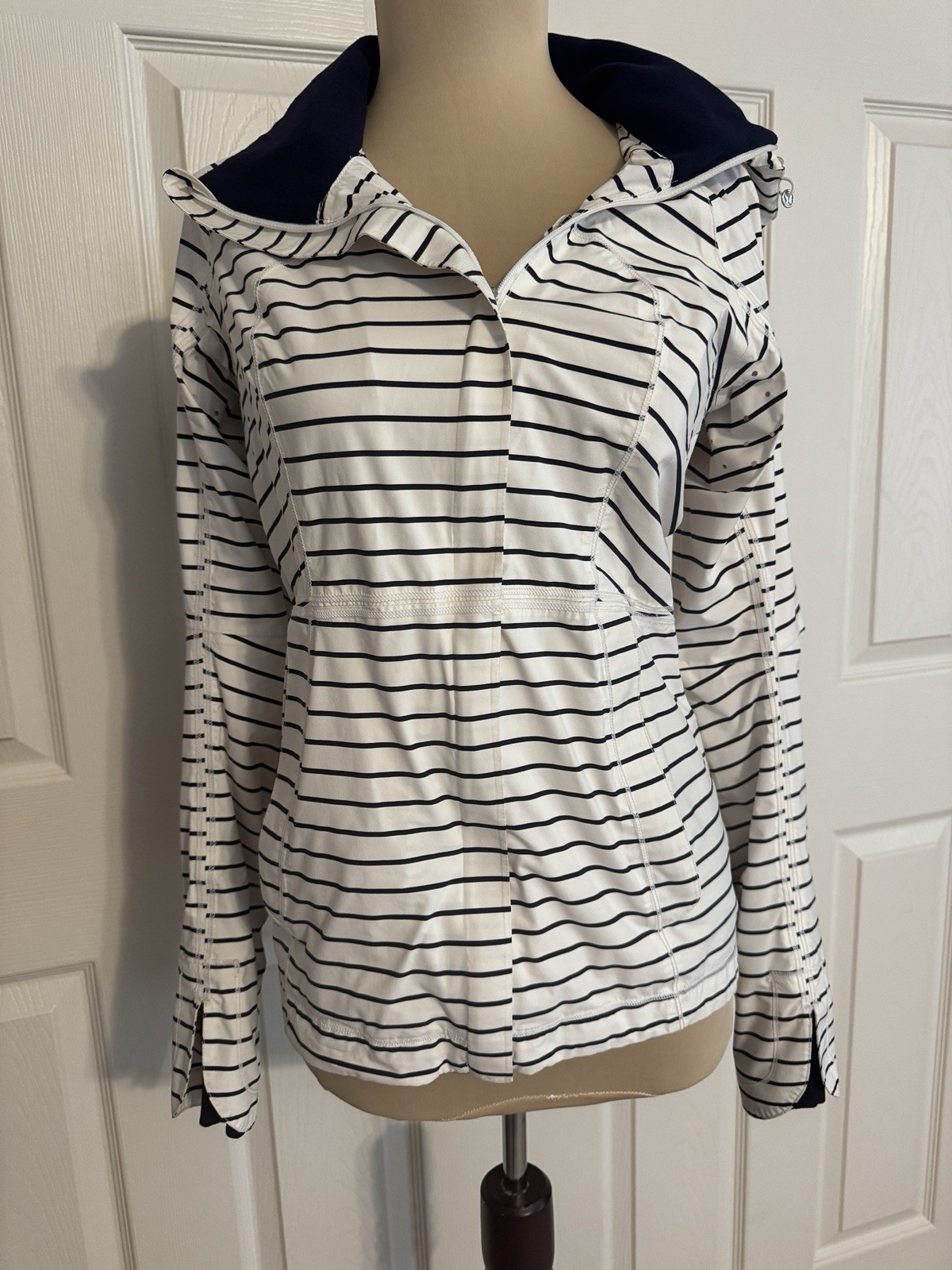 Lululemon Run In the Rain Jacket Quiet Stripe Navy Womens Sz 4  hood zip EUC