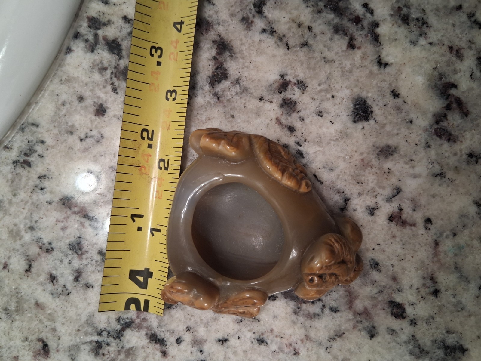 19th century (late quin dynasty) chinese carved agate fish motif brush washer. 19th century (late quin dynasty) chinese carved agate fish motif brush washer.
