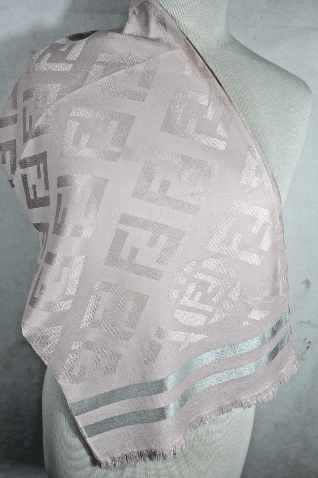 Auth Fendi Scarf Shawl Stole Wrap 65% Cashmere 35% Silk Light Pink Used