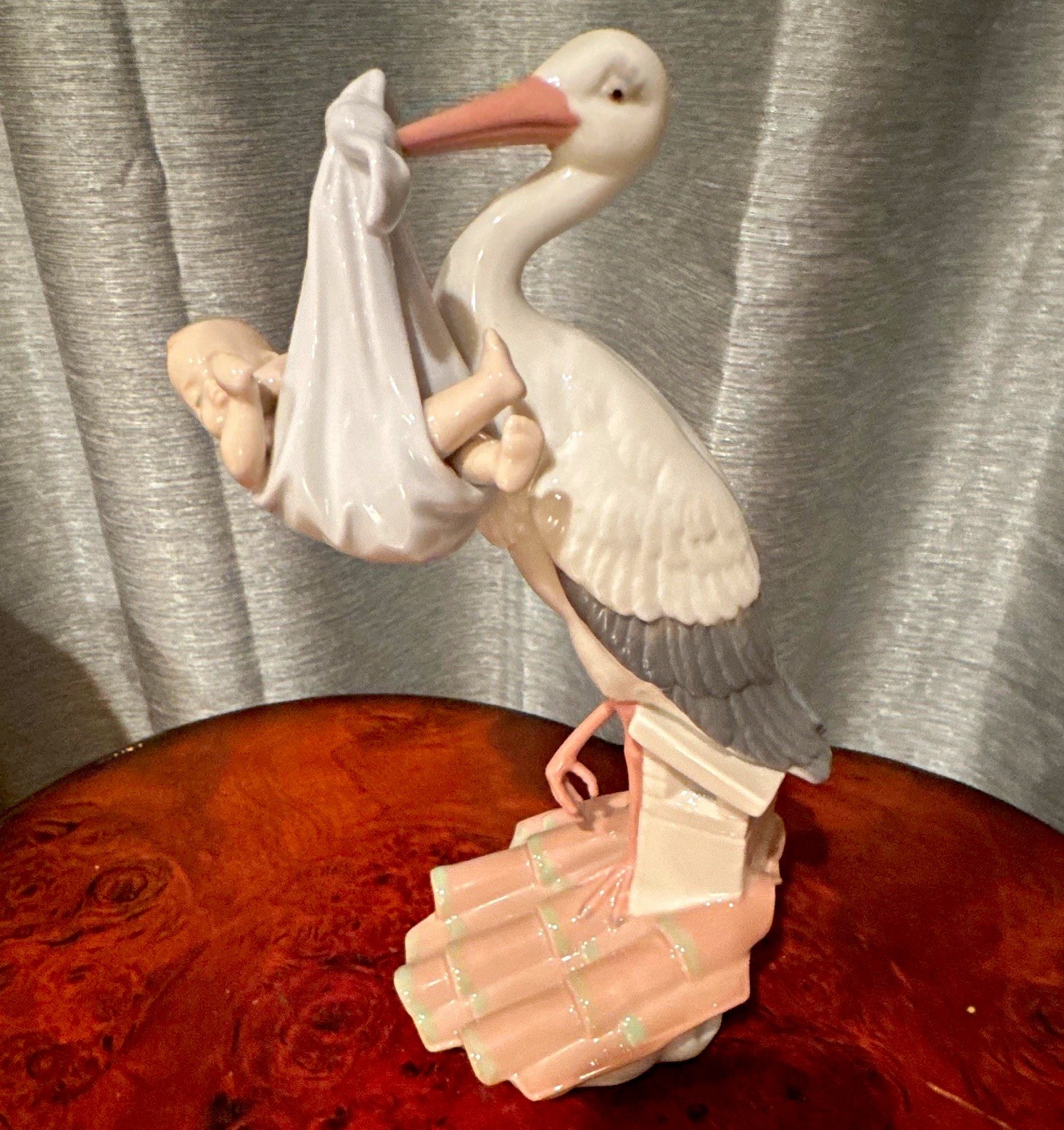 Lladro Figurine “Special Gift” Lladro Figurine “Special Gift”