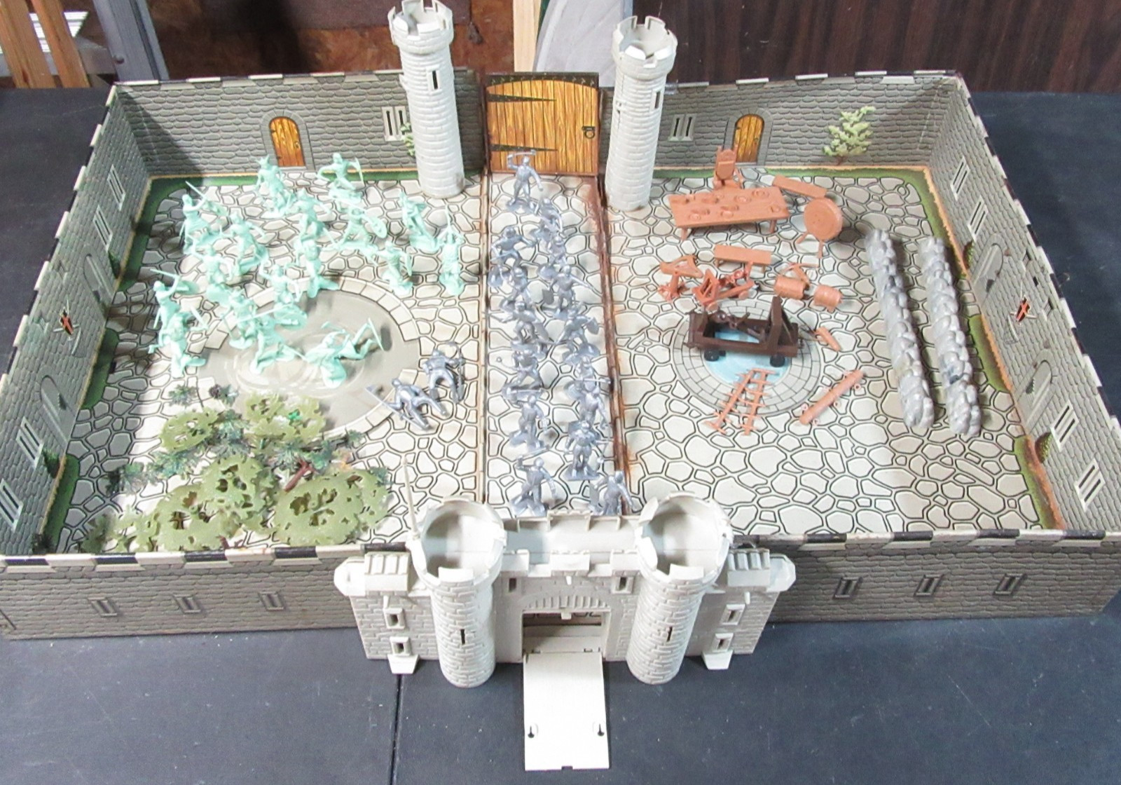 1968 Marx Carry-All Action Fighting Knights Playset Vtg Not Complete