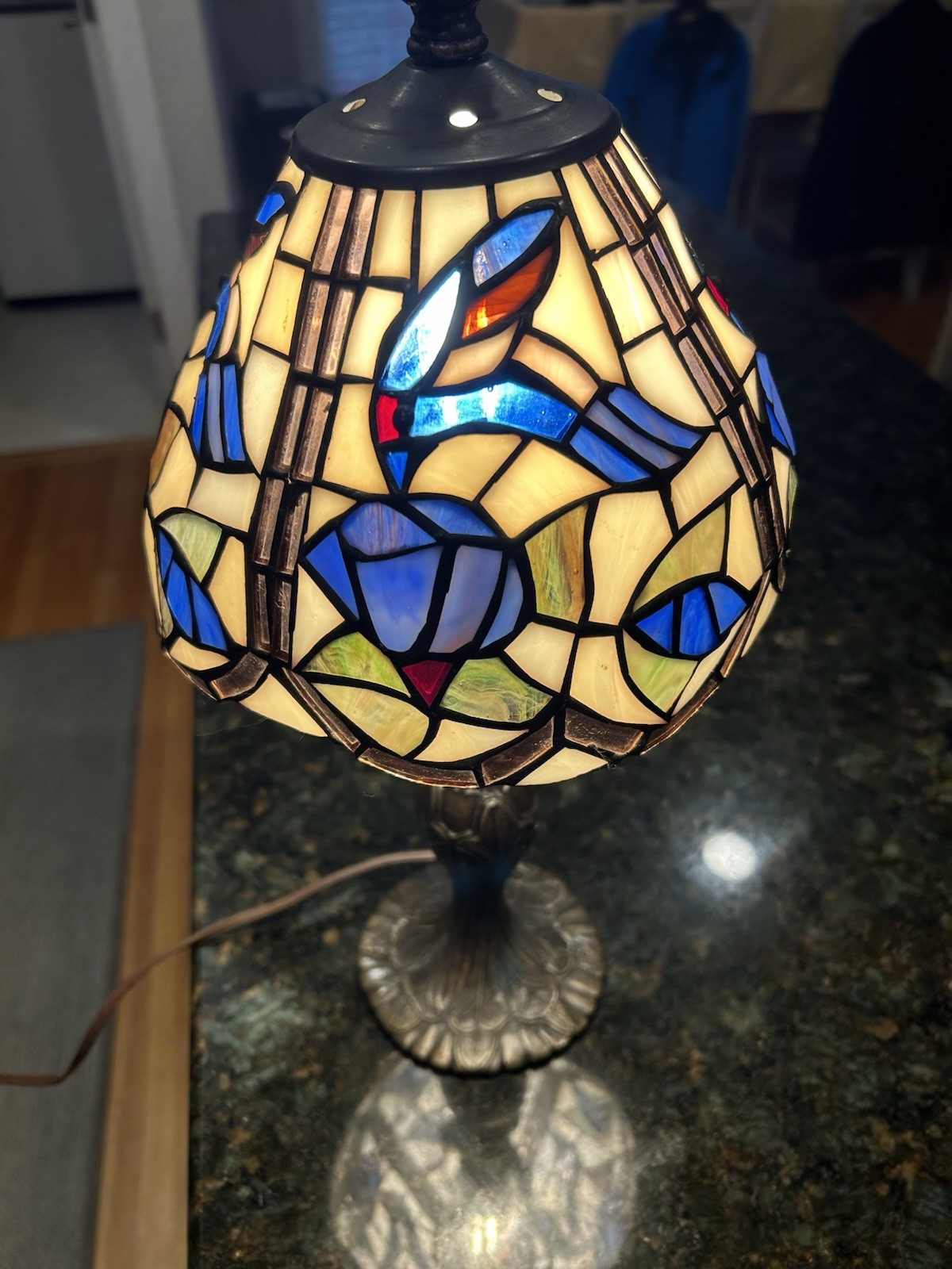 Tiffany Style Vintage Mini Accent Lamp, Hummingbird - 3D Raised Glass Eyes. EUC Tiffany Style Vintage Mini Accent Lamp, Hummingbird - 3D Raised Glass Eyes. EUC