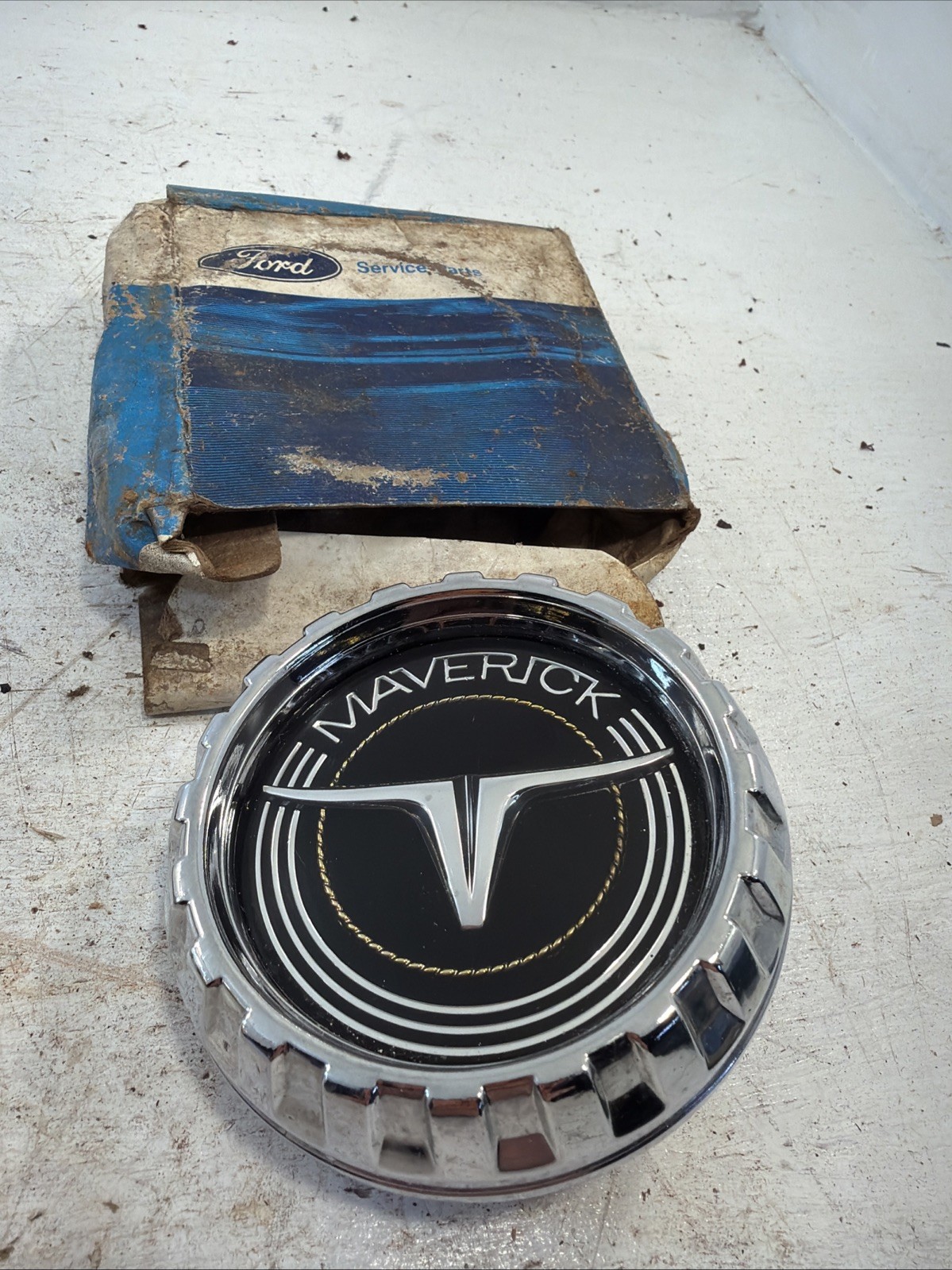 Great Nos OEM Ford D0DZ-8213-B Center Grille Emblem 1970 71 72 Ford Maverick NEW