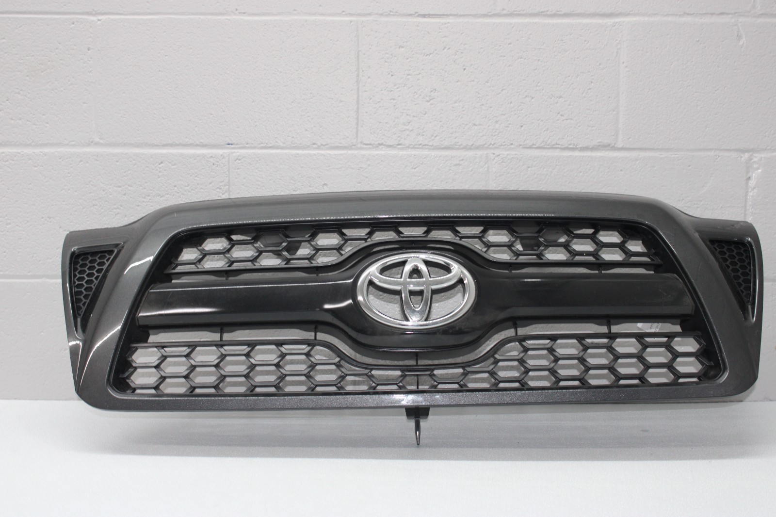 2005 2011 TOYOTA TACOMA FRONT UPPER GRILLE OEM 2005 2011 TOYOTA TACOMA FRONT UPPER GRILLE OEM