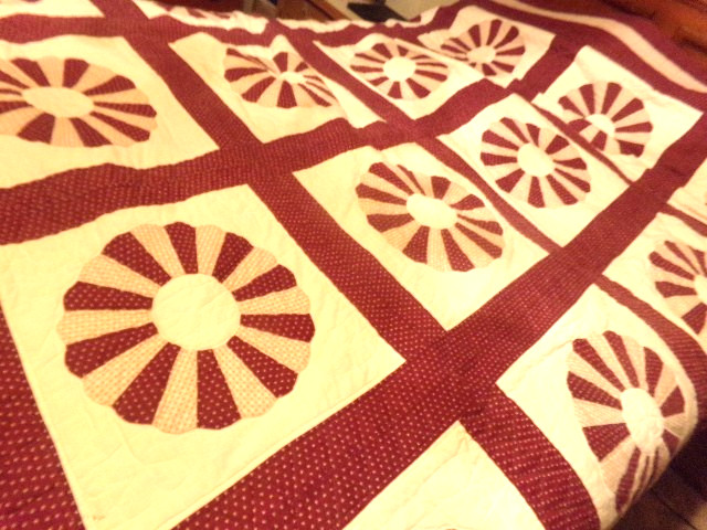 VINTAGE HANDMADE DRESDEN PLATE QUILT FEEDSACK  FARMHOUSE QUEEN BURGUNDY WHITE
