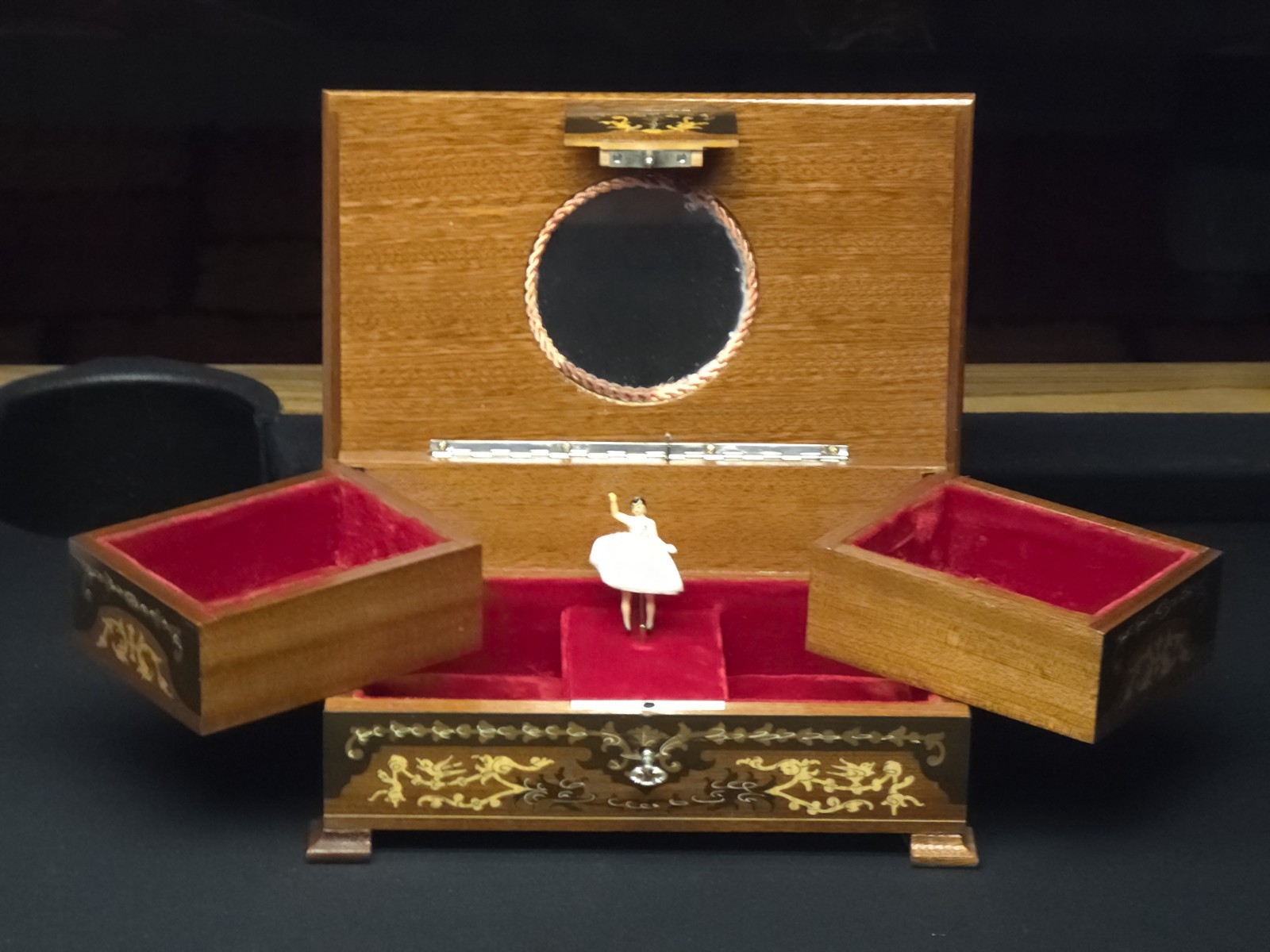 Vintage Reuge Italian Sorrento Music Box (1950s)***See Video Vintage Reuge Italian Sorrento Music Box (1950s)***See Video