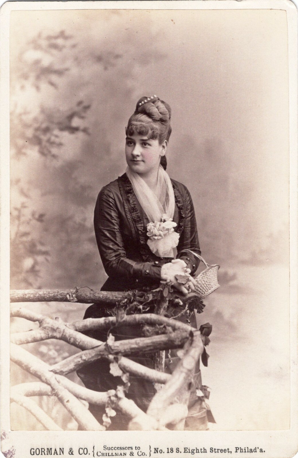 PRETTY FASHIONABLE WOMAN: FEMALE PHOTOGRAPHER : PHILADELPHIA, PA. : CABINET CARD