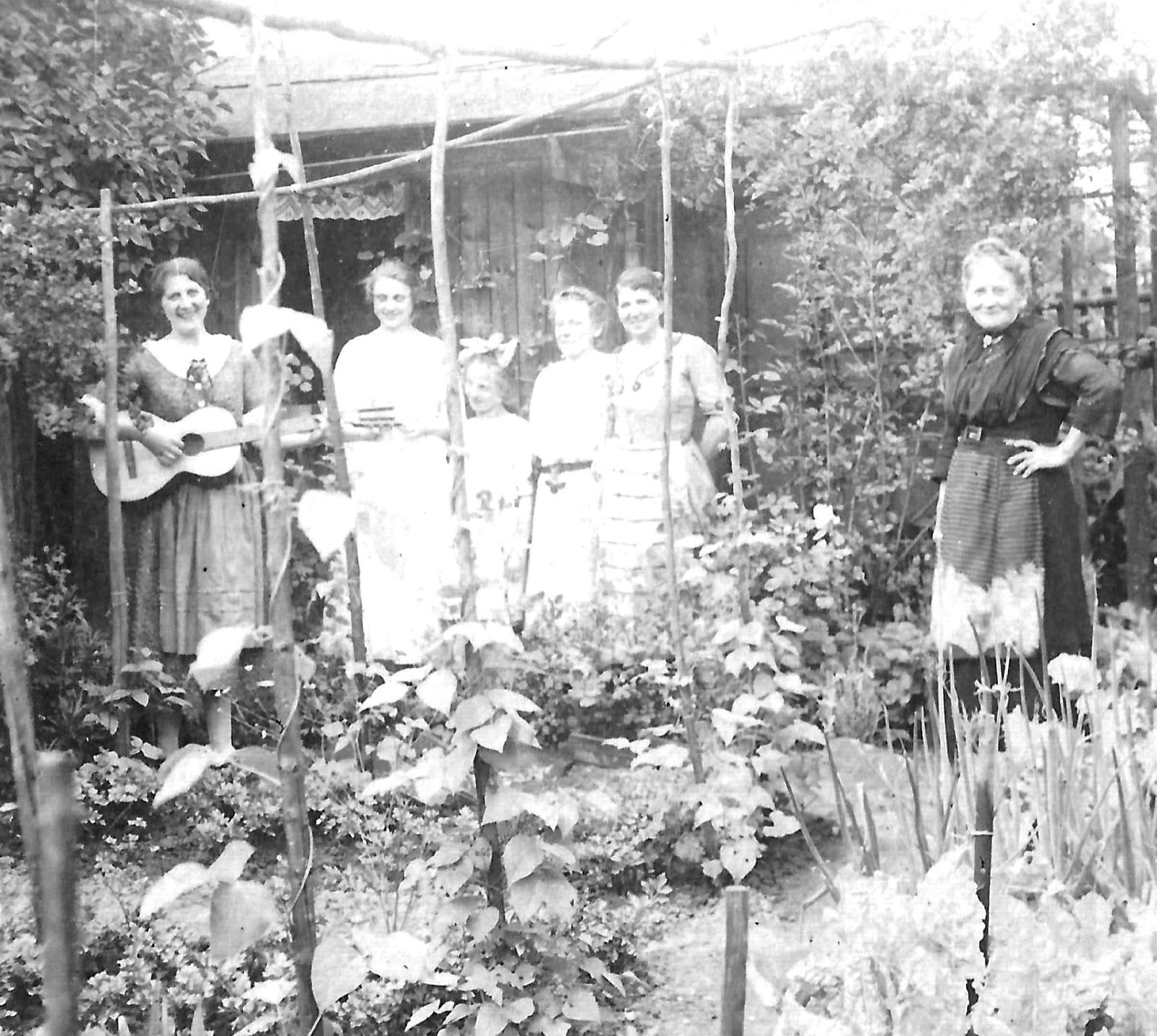 black postcard women in an allotment garden, PLAUEN or surroundings, 1923