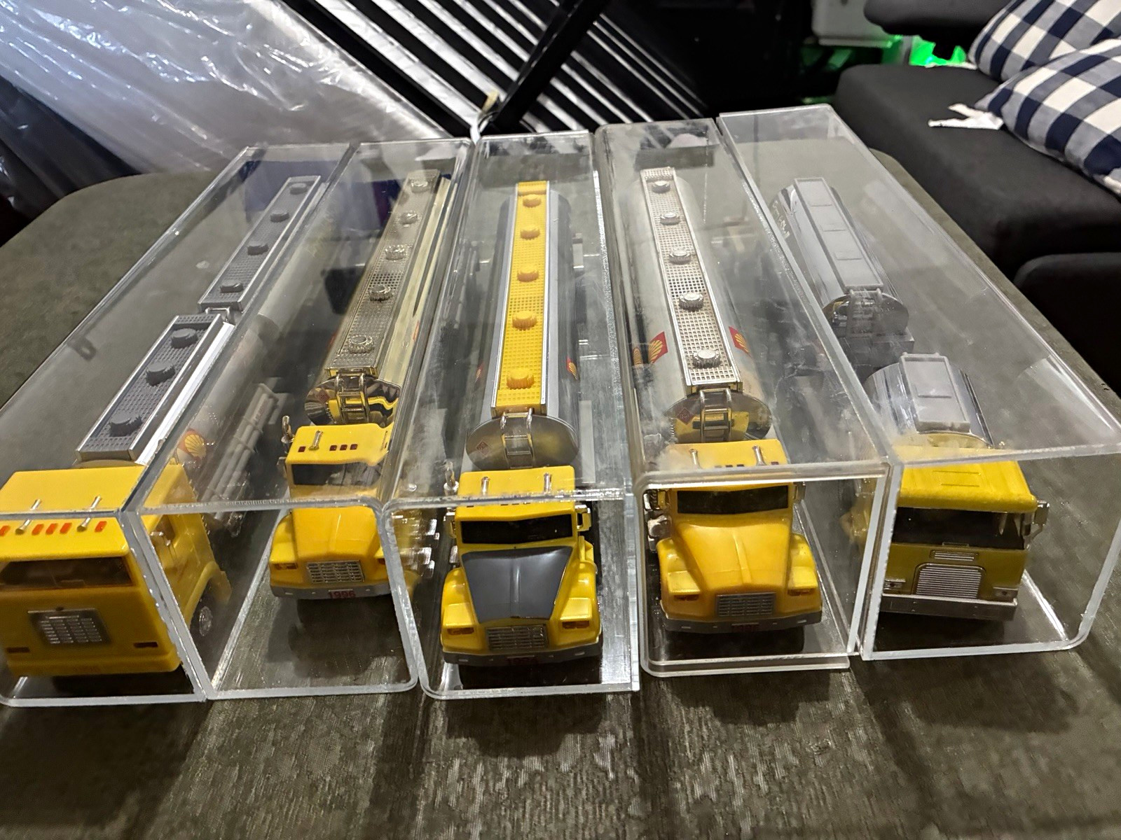Shell Formula Shell Volvo Tanker Truck 1:87 Diecast Lot Unopened Shell Formula Shell Volvo Tanker Truck 1:87 Diecast Lot Unopened