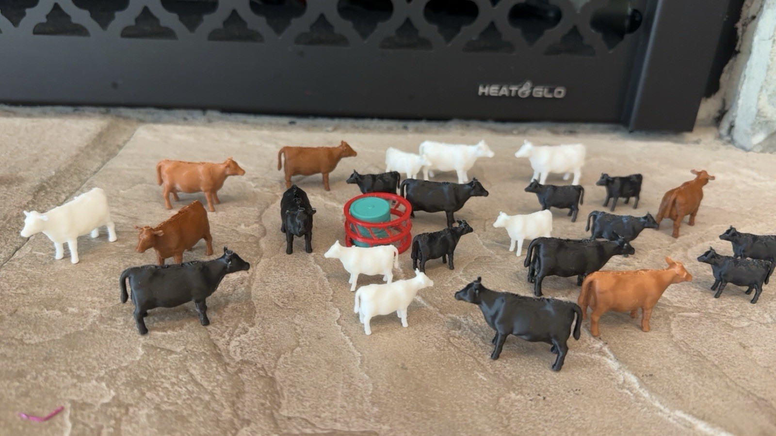 1/64th Calves, Bale Rings, 12 Bales - 20hd Each Of black, White, Brown 1/64th Calves, Bale Rings, 12 Bales - 20hd Each Of black, White, Brown