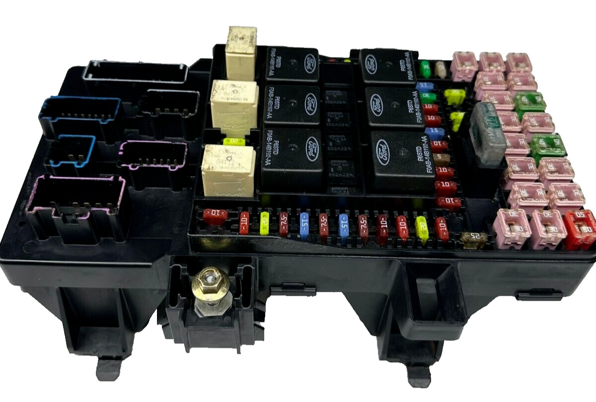 2003 2004 2005 2006 FORD EXPEDITION LINCOLN NAVIGATOR FUSE BOX RELAY PANEL 2003 2004 2005 2006 FORD EXPEDITION LINCOLN NAVIGATOR FUSE BOX RELAY PANEL