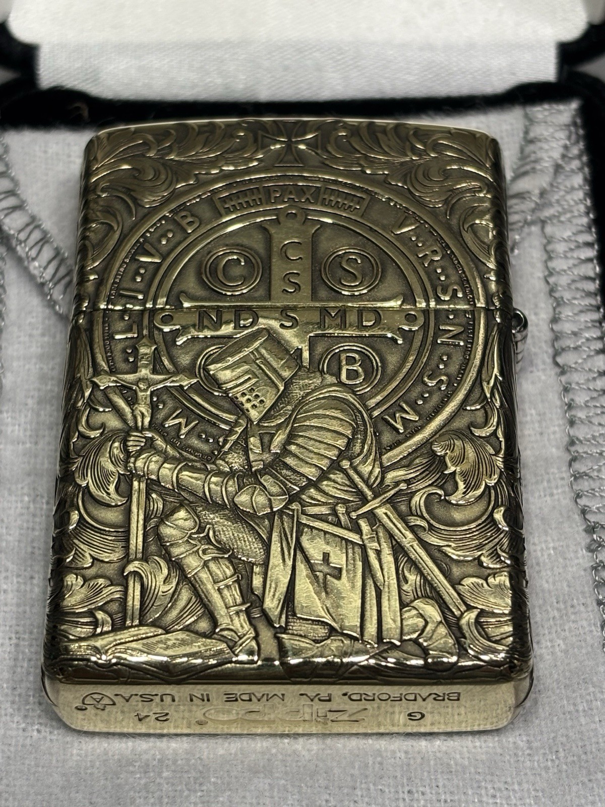 RARE Zippo Lights Armor 4-side Constantine in velvet Box RARE Zippo Lights Armor 4-side Constantine in velvet Box