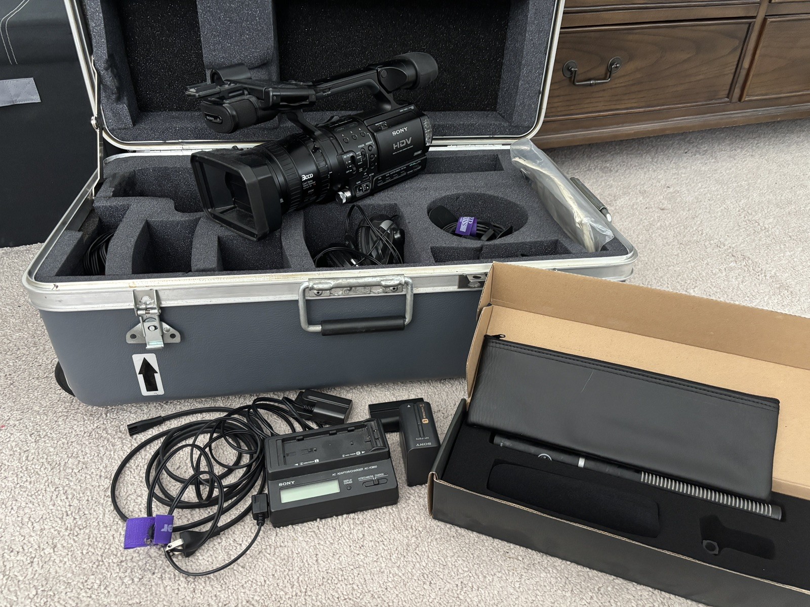 Sony HVR-V1U HDV Camcorder Bundle Shotgun mic Lens adapters Sony Case More
