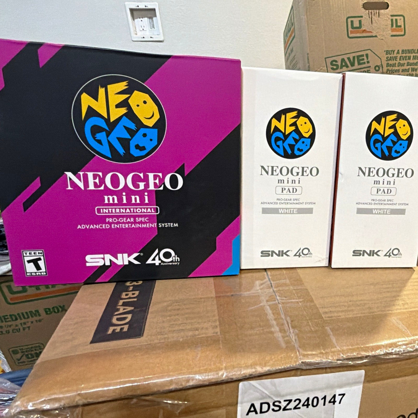 SNK Neo Geo Mini International Edition 40th Anniversary HDMI w/ 2 White Pads