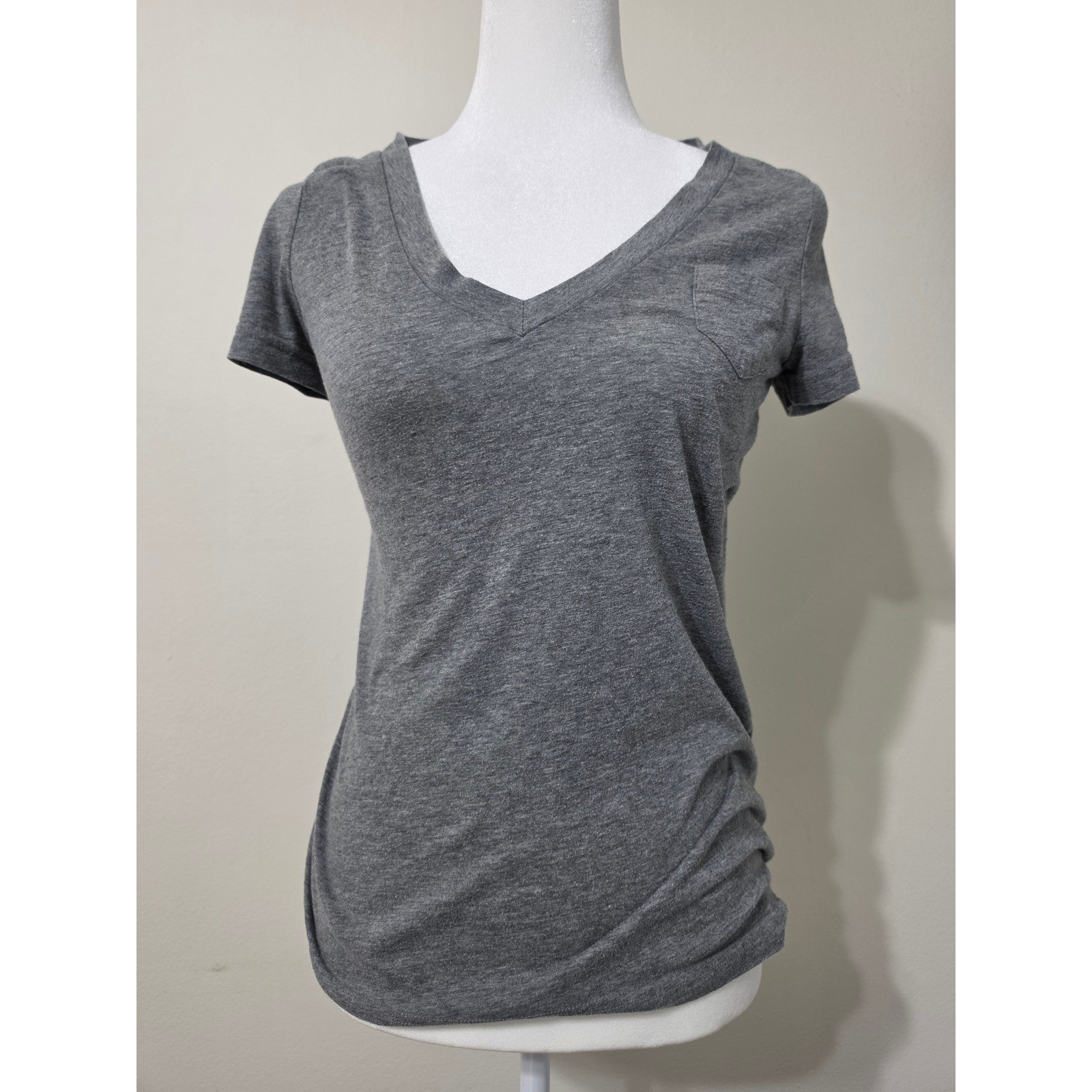 Mossimo Supply Co Womens Heather Gray V-Neck Pocket T-Shirt Size M Mossimo Supply Co Womens Heather Gray V-Neck Pocket T-Shirt Size M