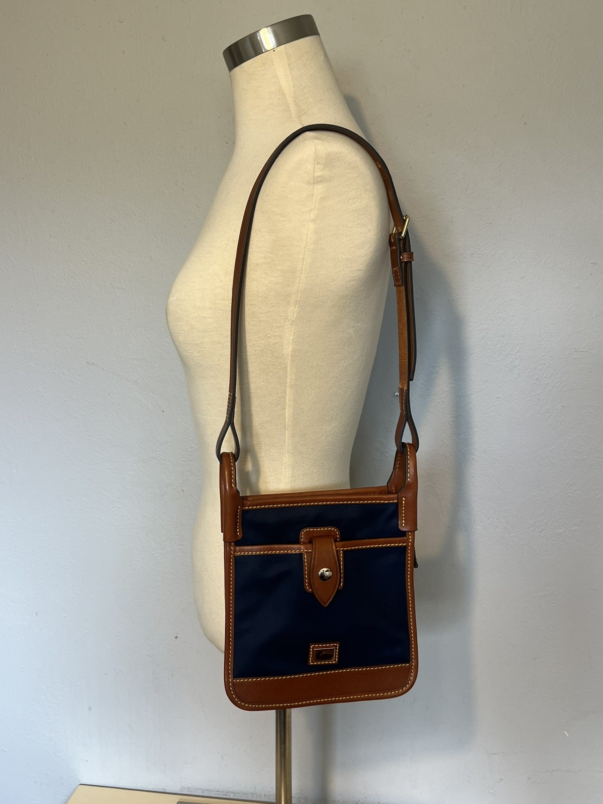 Dooney & Bourke Wayfarer Nylon Letter Carrier Navy Blue Travel Crossbody Dooney & Bourke Wayfarer Nylon Letter Carrier Navy Blue Travel Crossbody