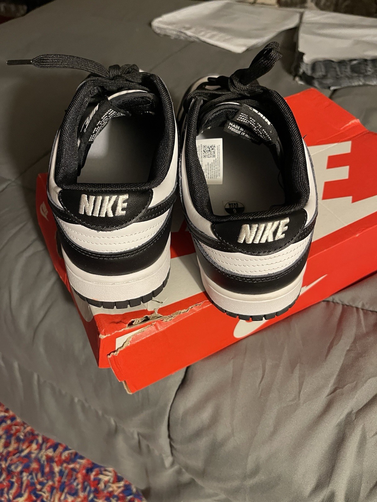 Nike Men’s Black/White Colorblock Low-Top Lace-Up Athletic Sneakers