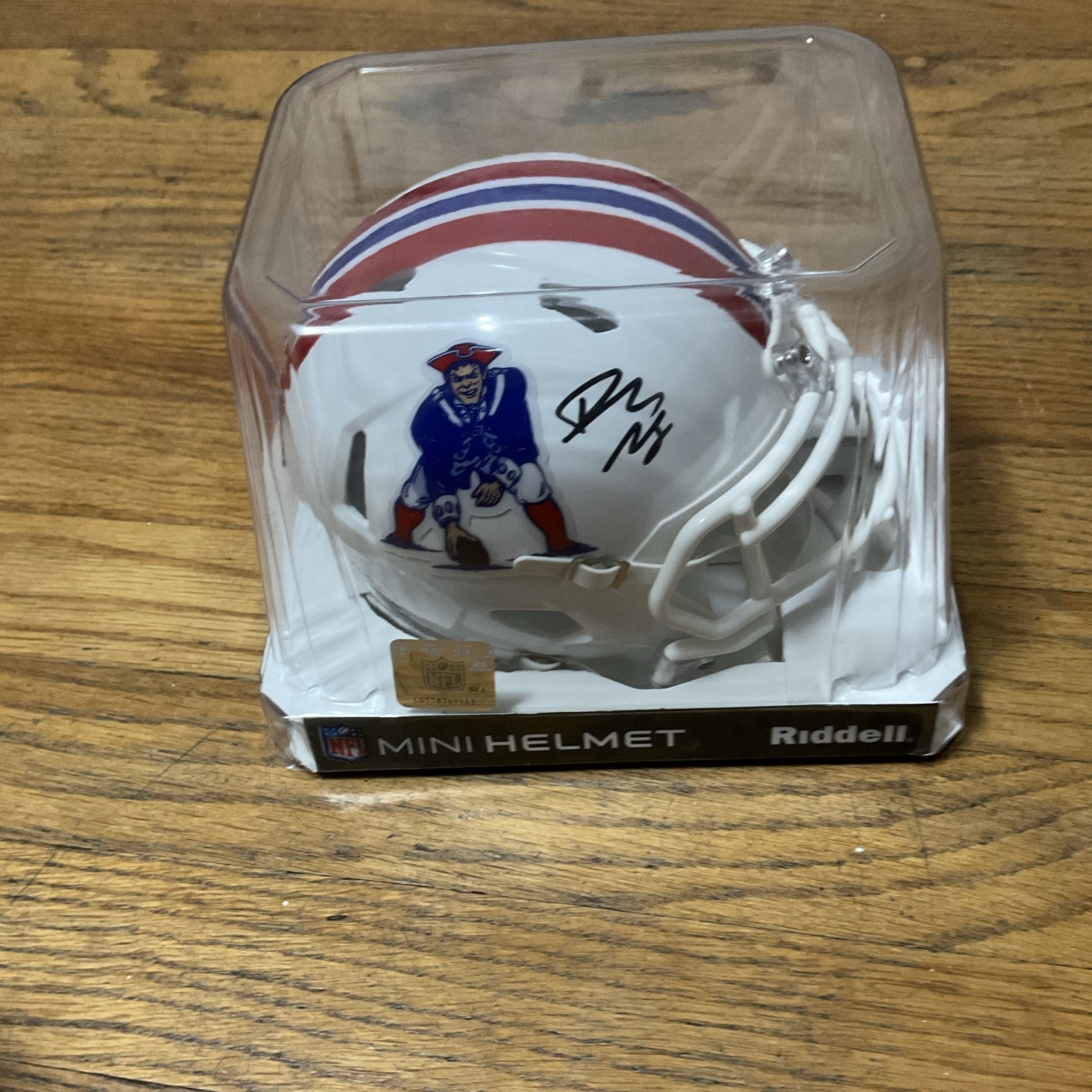 Riddell NFL Mini Helmet New England Patriots Signed Autographed Helmet Riddell NFL Mini Helmet New England Patriots Signed Autographed Helmet